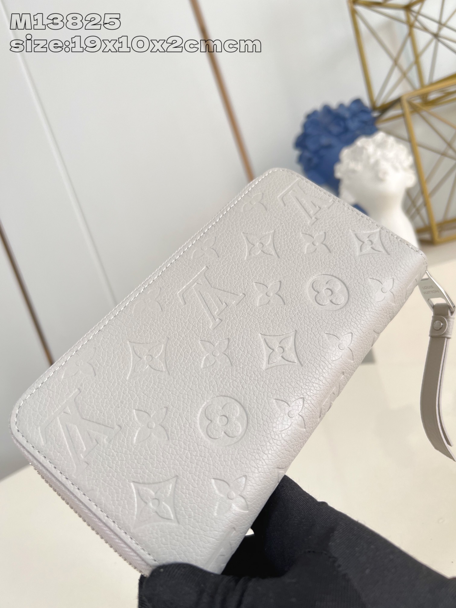 【顶级原单 M13825 】作为路易威登代表性作品之一，此款 Zippy 拉链钱夹由 Monogram 