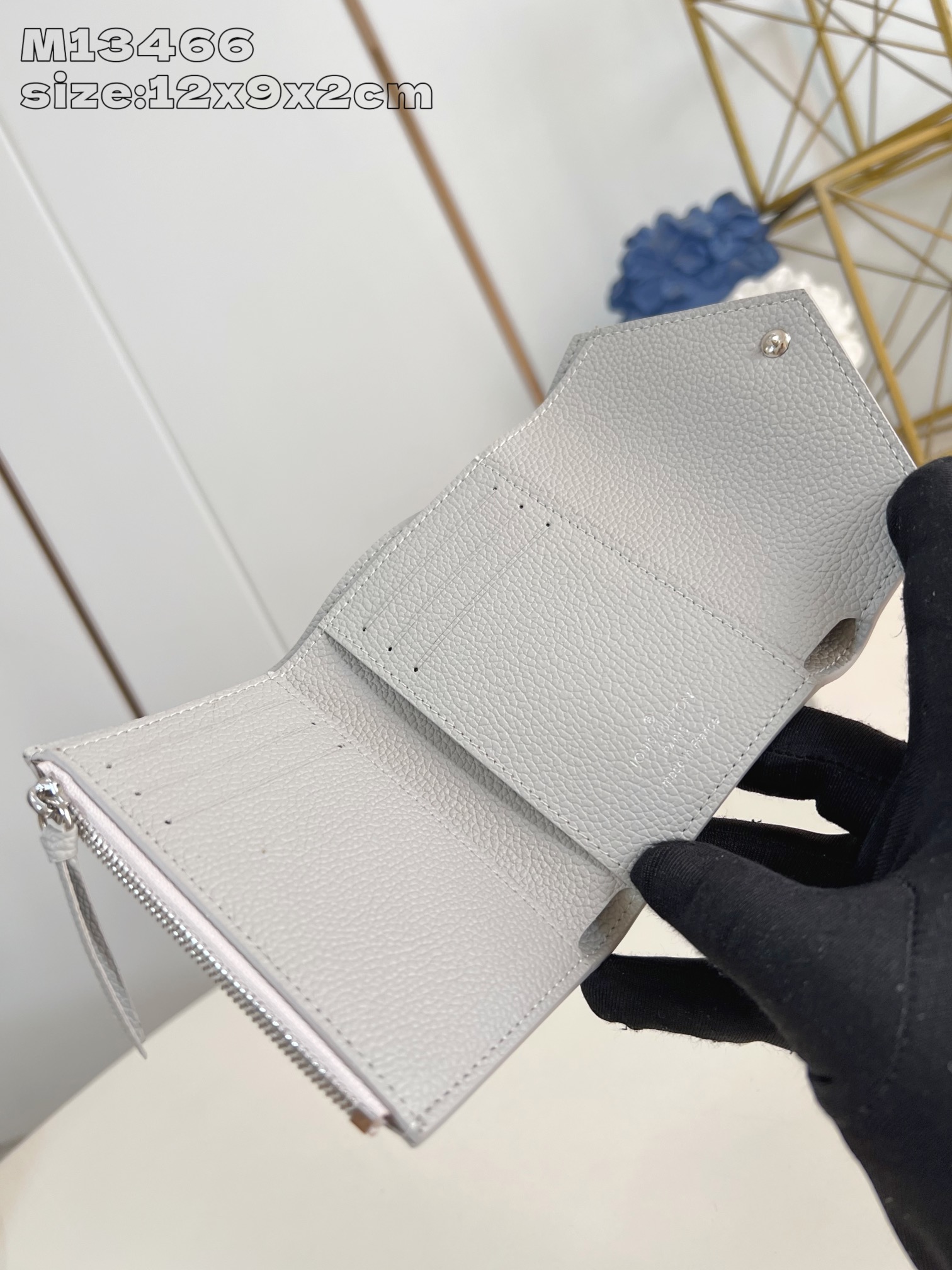 【顶级原单 M13466 】本款 Victorine 钱夹取材 Monogram 帆布，以柔婉格调囊括功