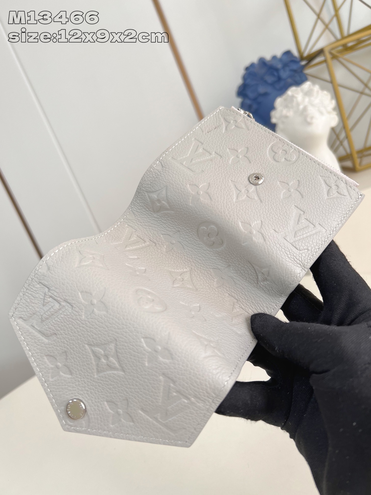 【顶级原单 M13466 】本款 Victorine 钱夹取材 Monogram 帆布，以柔婉格调囊括功