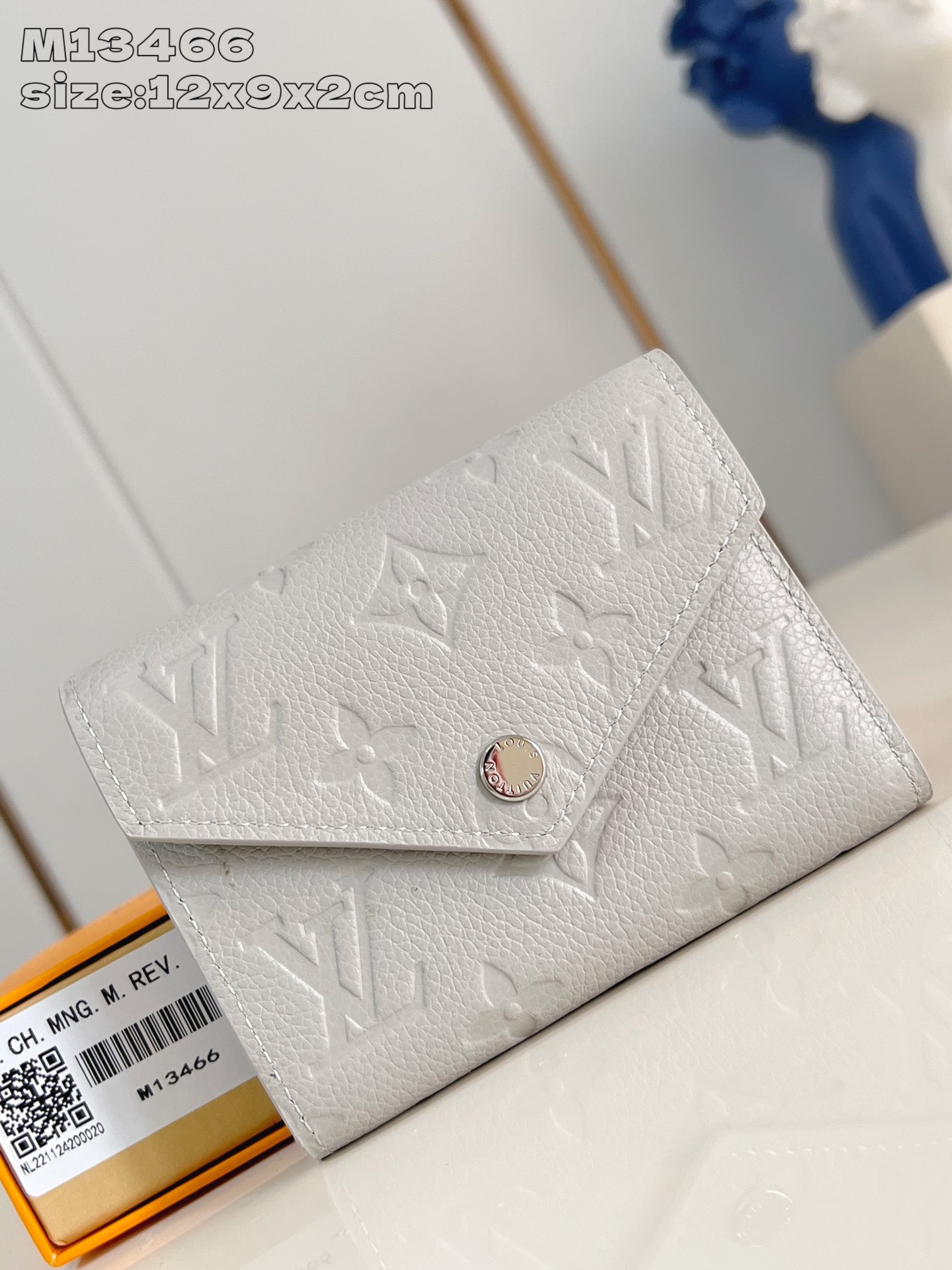 【顶级原单 M13466 】本款 Victorine 钱夹取材 Monogram 帆布，以柔婉格调囊括功