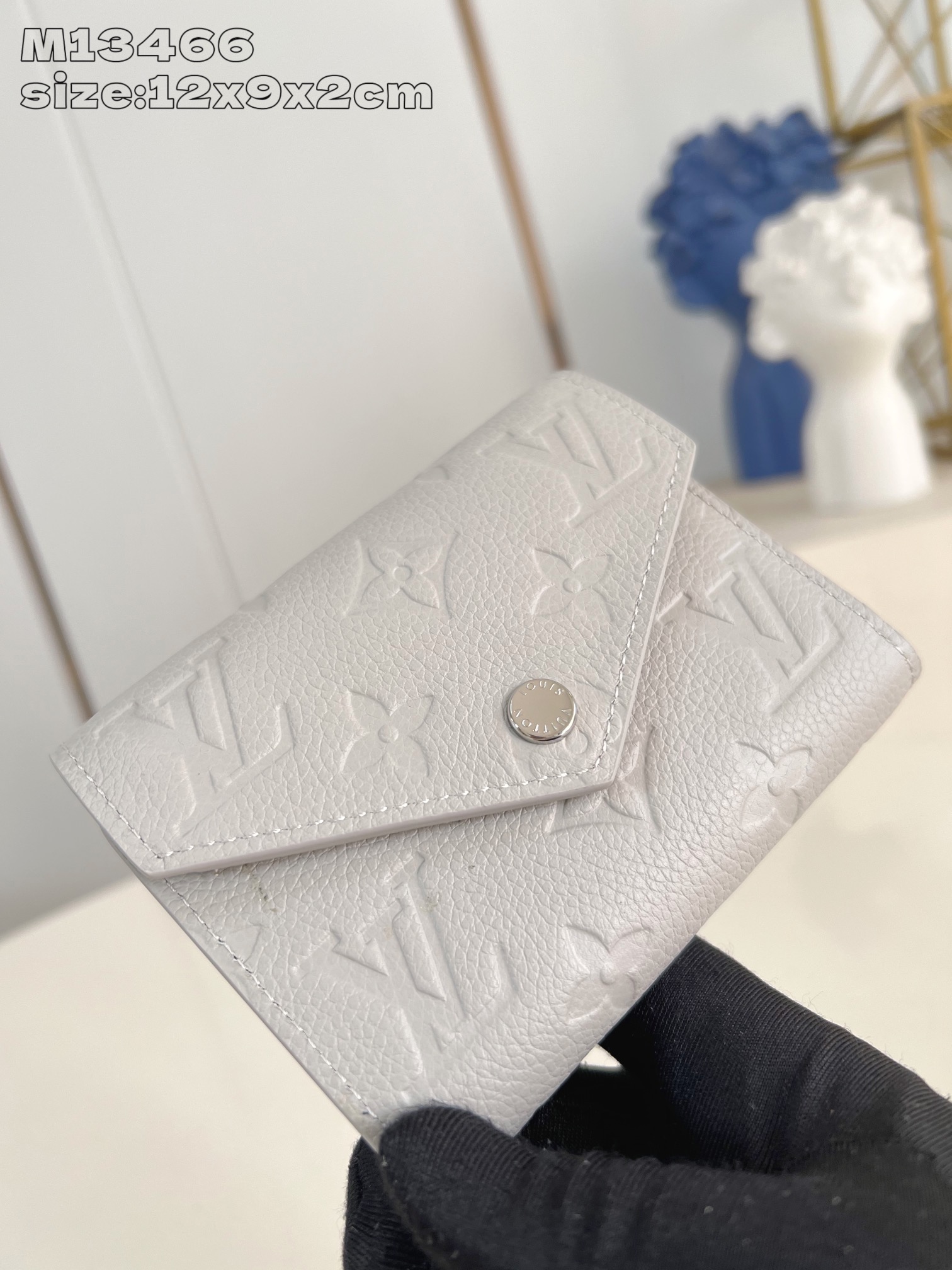 【顶级原单 M13466 】本款 Victorine 钱夹取材 Monogram 帆布，以柔婉格调囊括功
