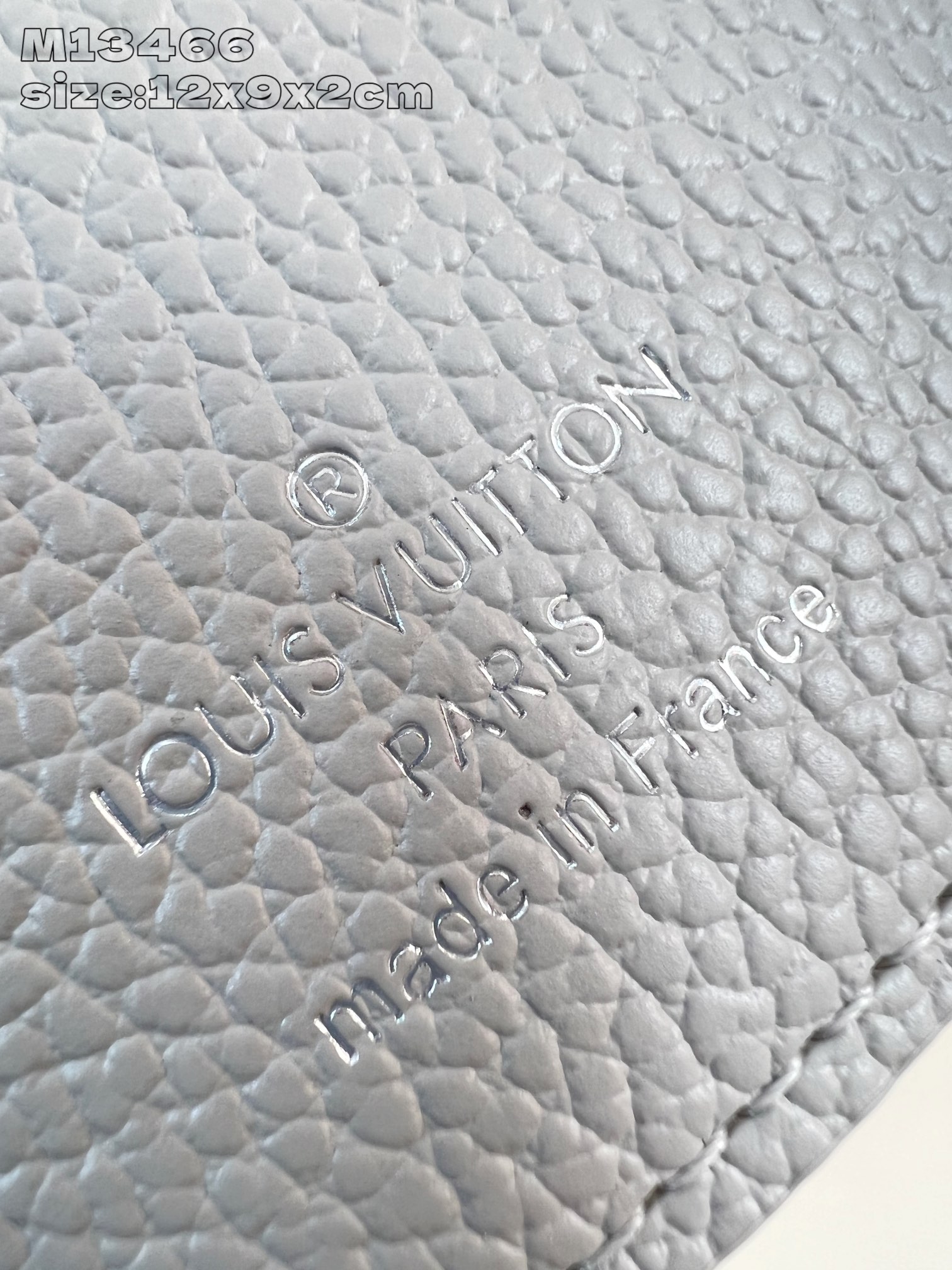 【顶级原单 M13466 】本款 Victorine 钱夹取材 Monogram 帆布，以柔婉格调囊括功