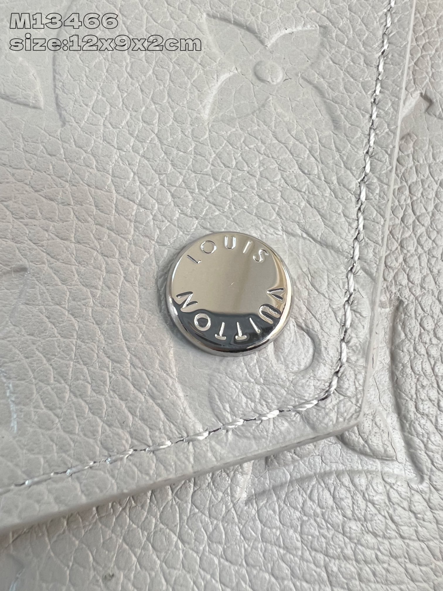 【顶级原单 M13466 】本款 Victorine 钱夹取材 Monogram 帆布，以柔婉格调囊括功