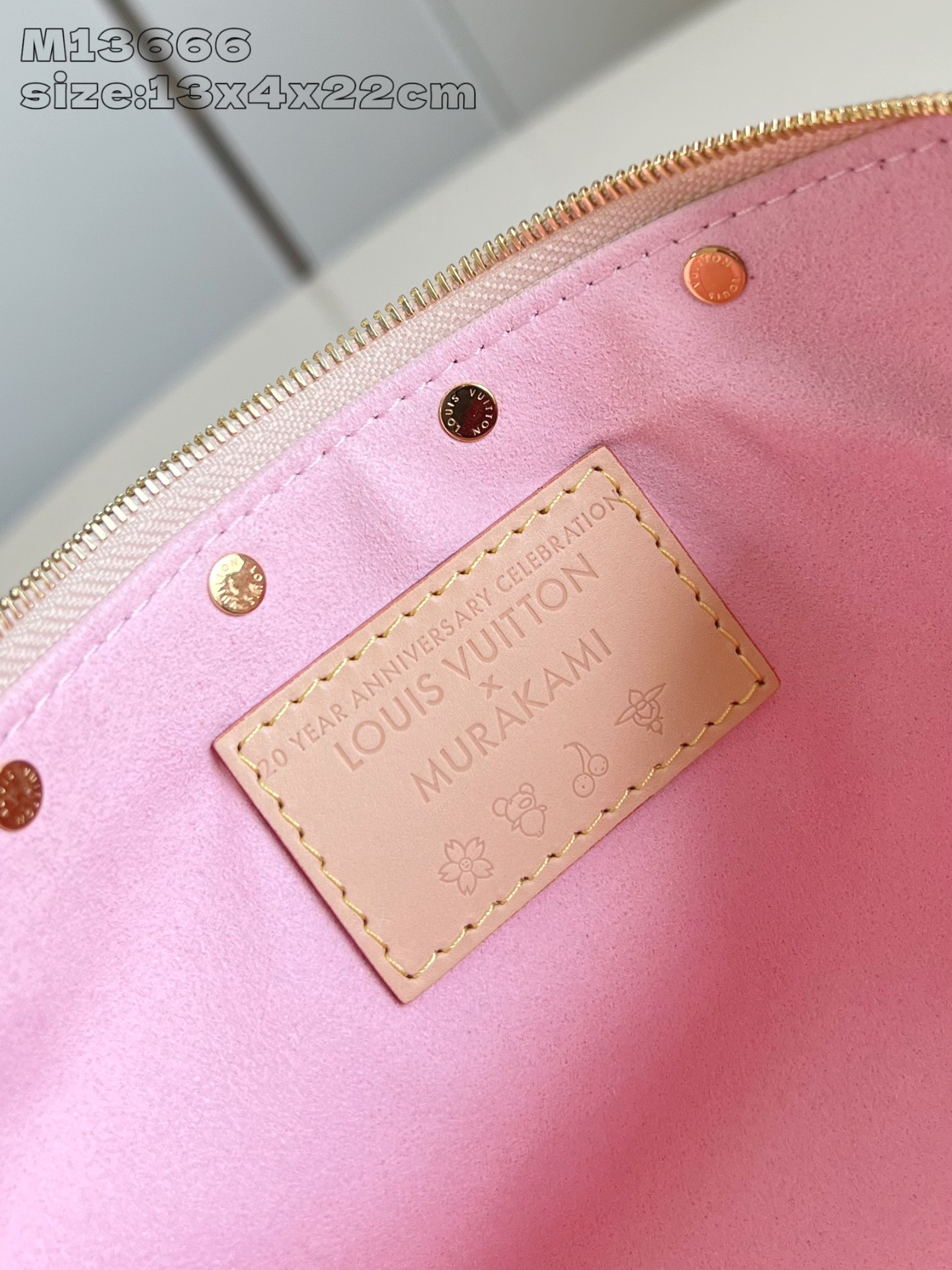 【顶级原单 M13666 】本款 Pochette Accessoires 手袋为经典 Monogram