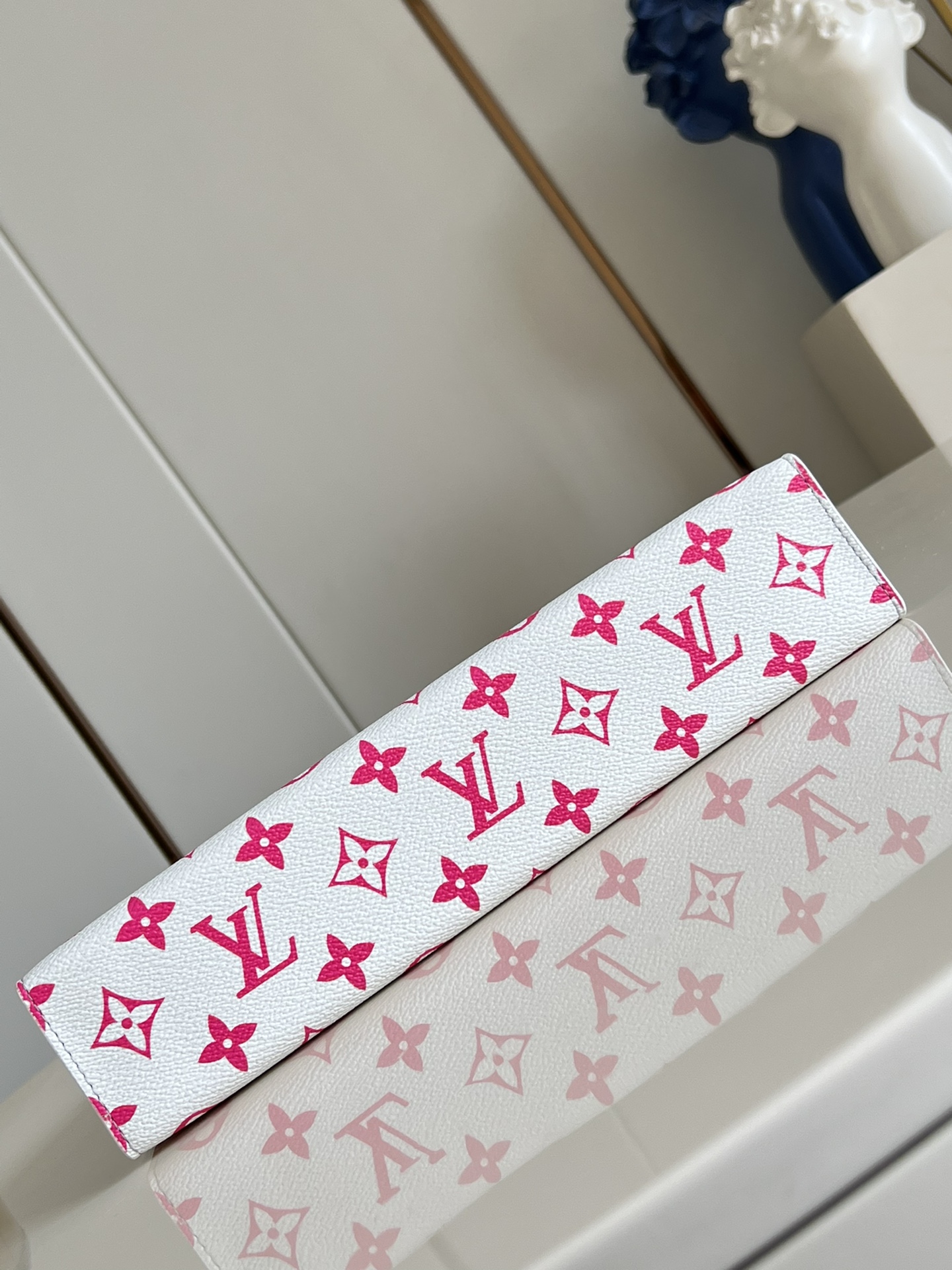 【顶级原单 M13907白 】由全新标志性黑灰 Monogram Eclipse 帆布裁制而成，此款风格