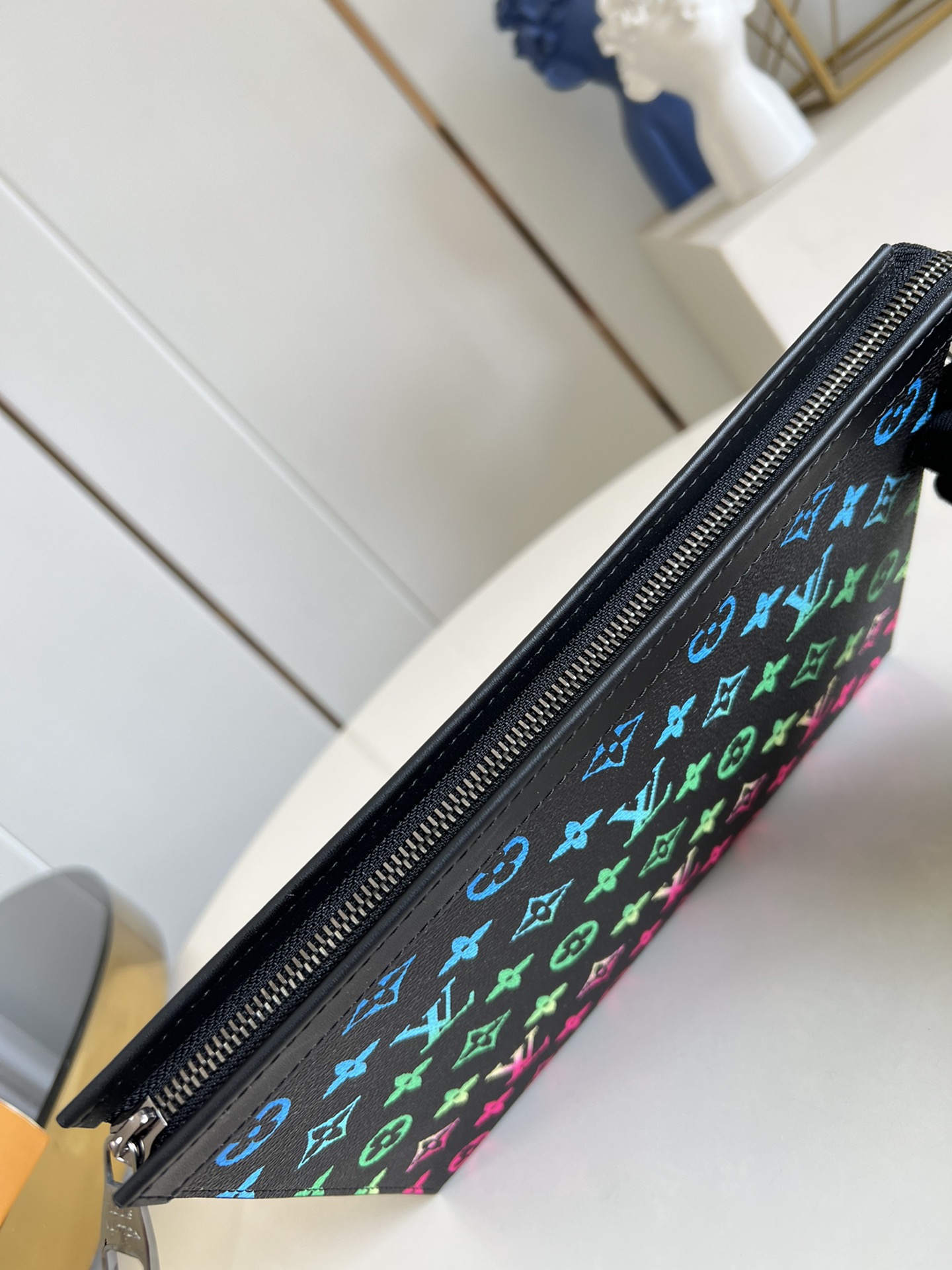 【顶级原单 M13907黑 】由全新标志性黑灰 Monogram Eclipse 帆布裁制而成，此款风格