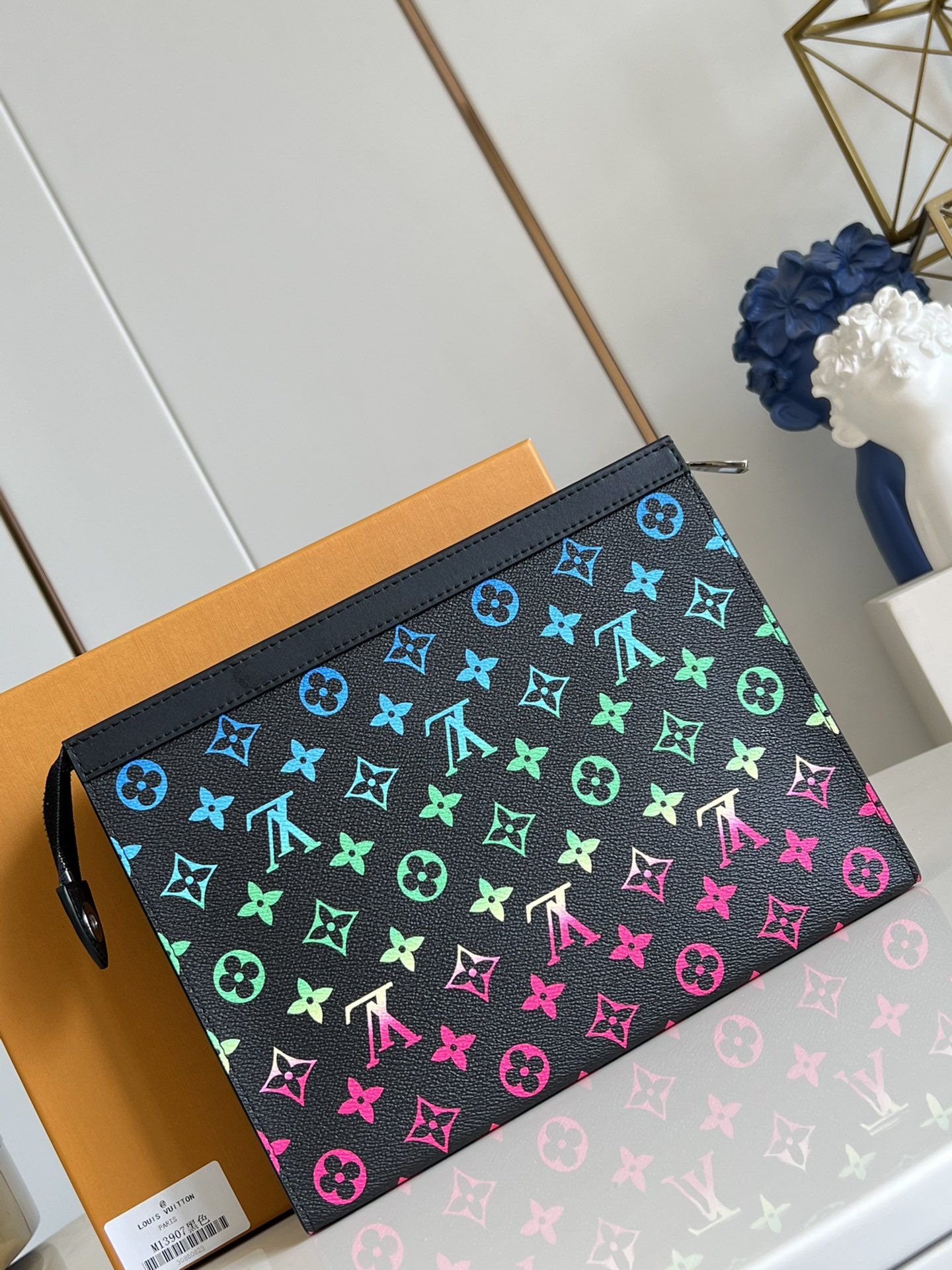 【顶级原单 M13907黑 】由全新标志性黑灰 Monogram Eclipse 帆布裁制而成，此款风格