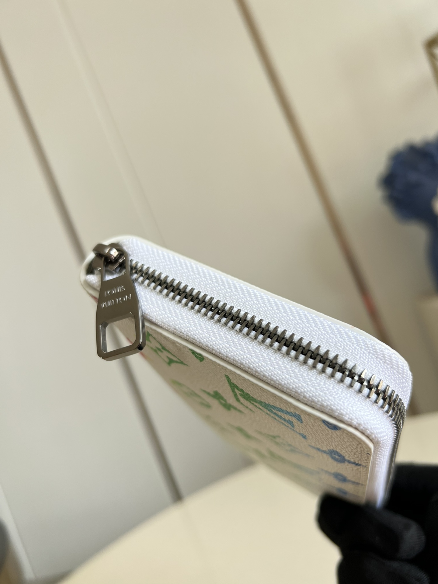 【顶级原单 M13908白 】作为路易威登代表性作品之一，此款 Zippy 拉链钱夹由 Monogram