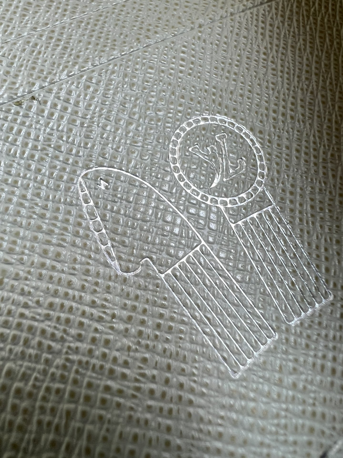 【顶级原单 M13909白 】Multiple 钱包采用 Monogram 帆布制造，设有多个口袋，可供