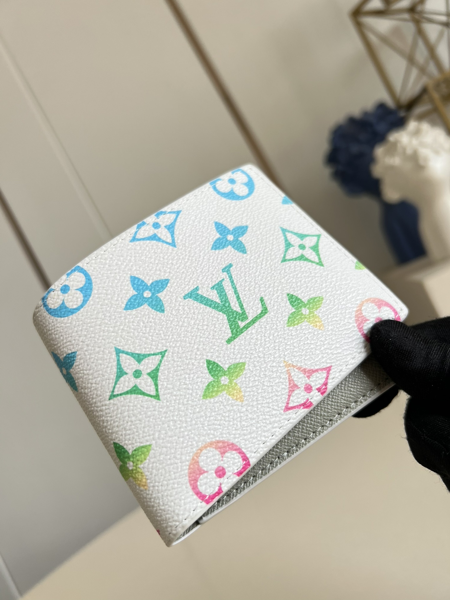 【顶级原单 M13909白 】Multiple 钱包采用 Monogram 帆布制造，设有多个口袋，可供