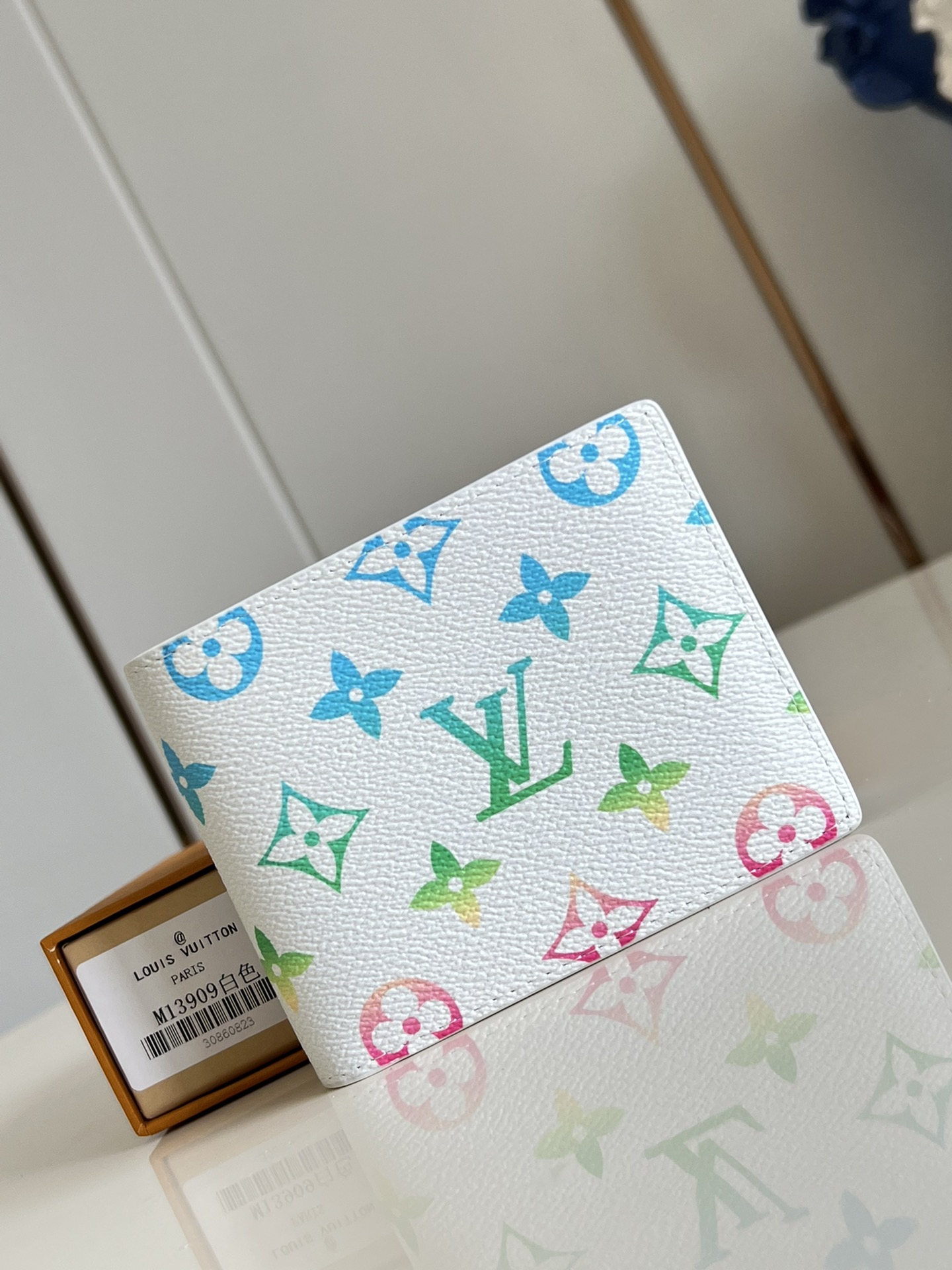 【顶级原单 M13909白 】Multiple 钱包采用 Monogram 帆布制造，设有多个口袋，可供