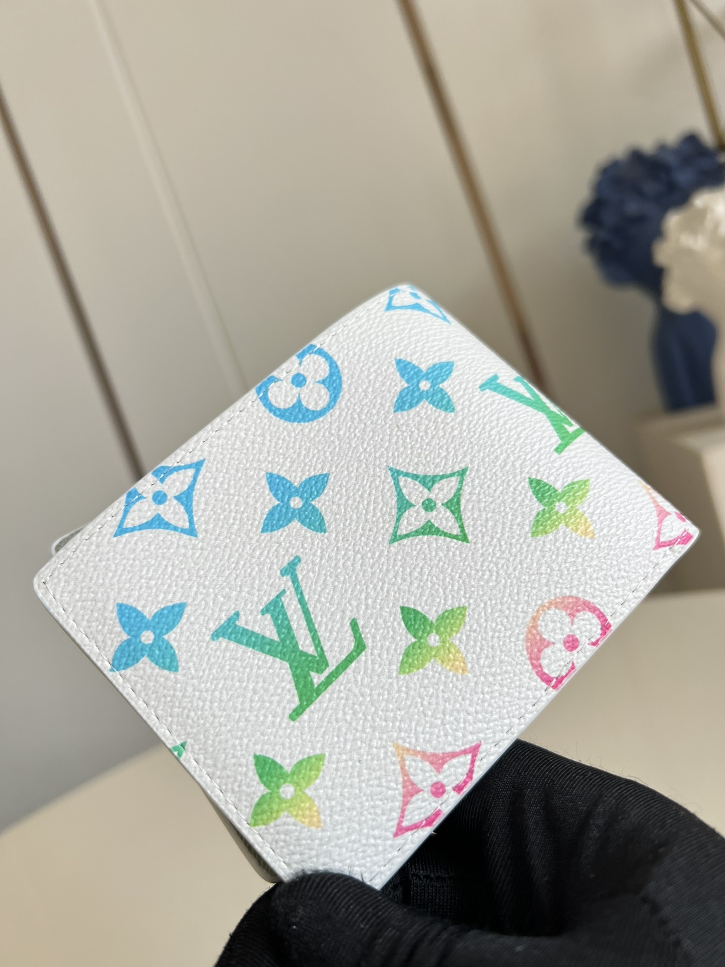 【顶级原单 M13909白 】Multiple 钱包采用 Monogram 帆布制造，设有多个口袋，可供