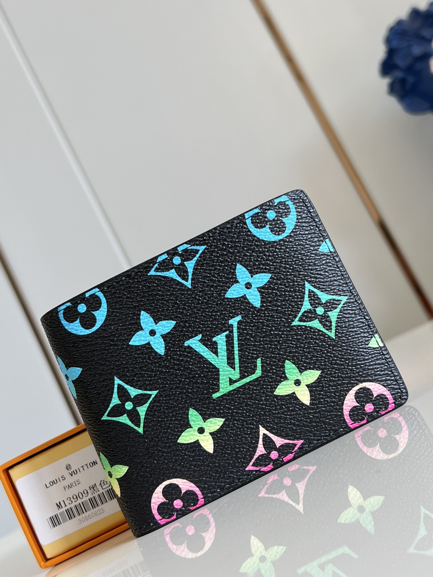【顶级原单 M13909黑 】Multiple 钱包采用 Monogram 帆布制造，设有多个口袋，可供