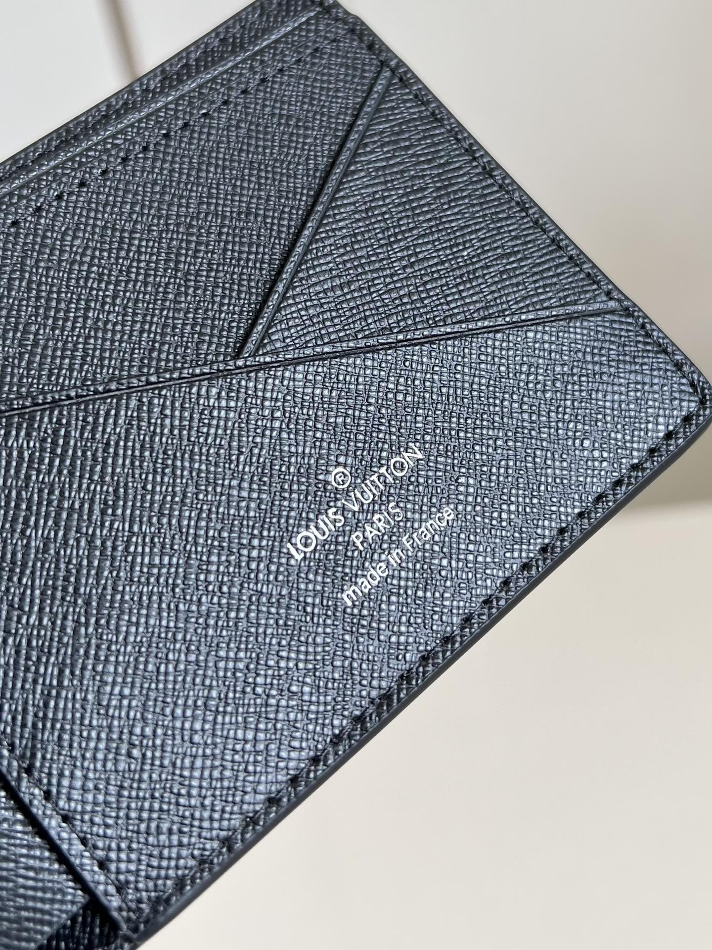 【顶级原单 M13909黑 】Multiple 钱包采用 Monogram 帆布制造，设有多个口袋，可供