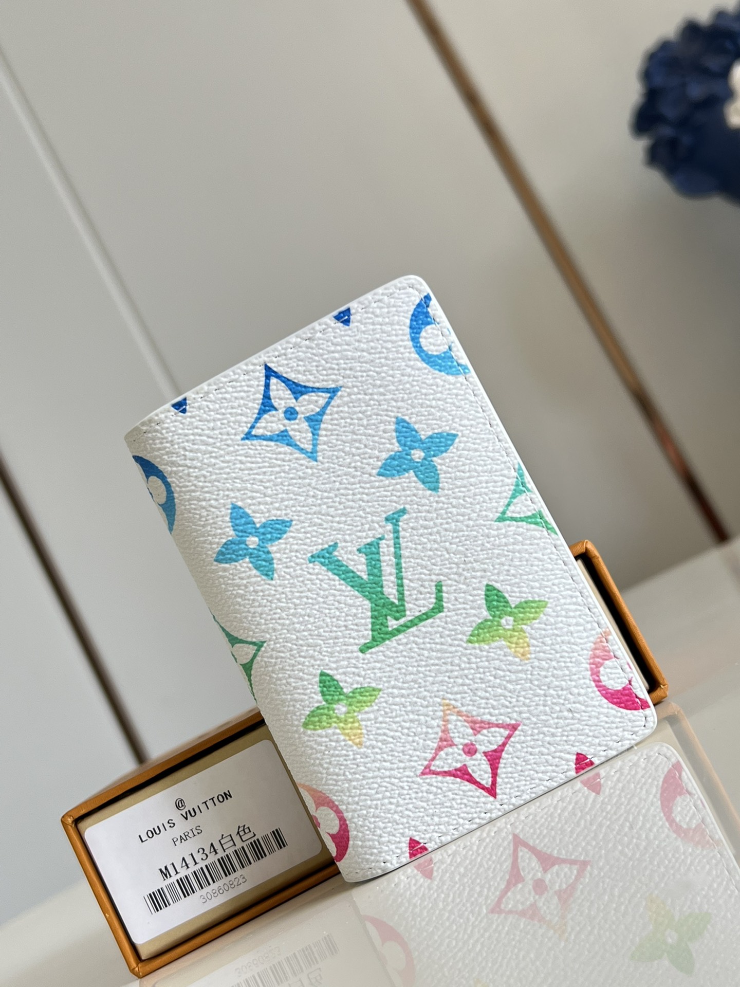 【顶级原单 M14134白 】本款口袋钱夹取材 Brushed Monogram 皮革，呈现褪色效果 M