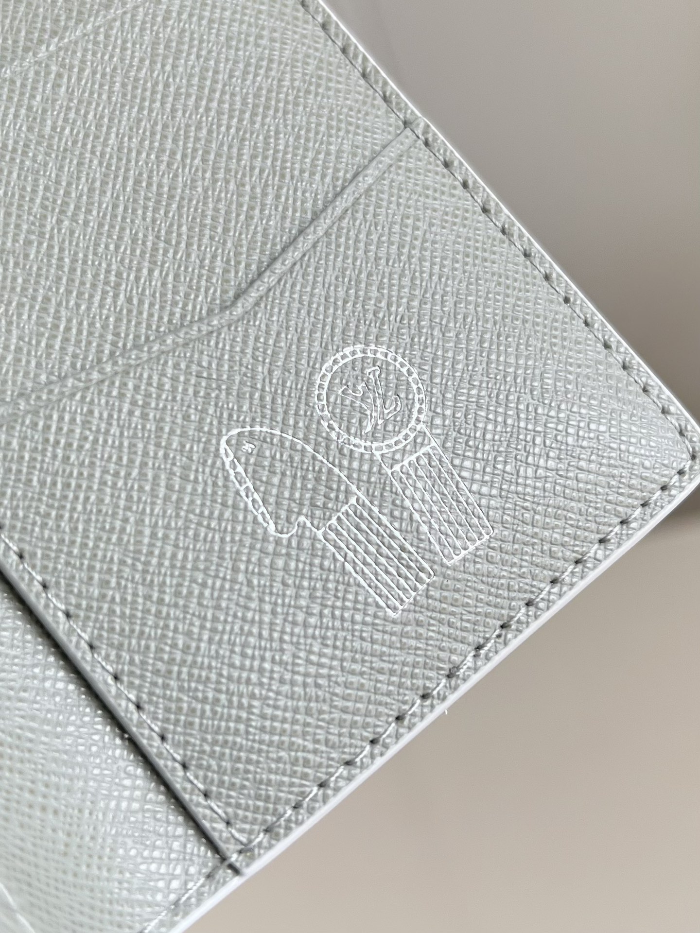 【顶级原单 M14134白 】本款口袋钱夹取材 Brushed Monogram 皮革，呈现褪色效果 M