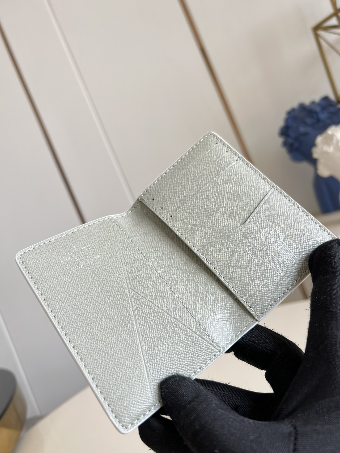 【顶级原单 M14134白 】本款口袋钱夹取材 Brushed Monogram 皮革，呈现褪色效果 M