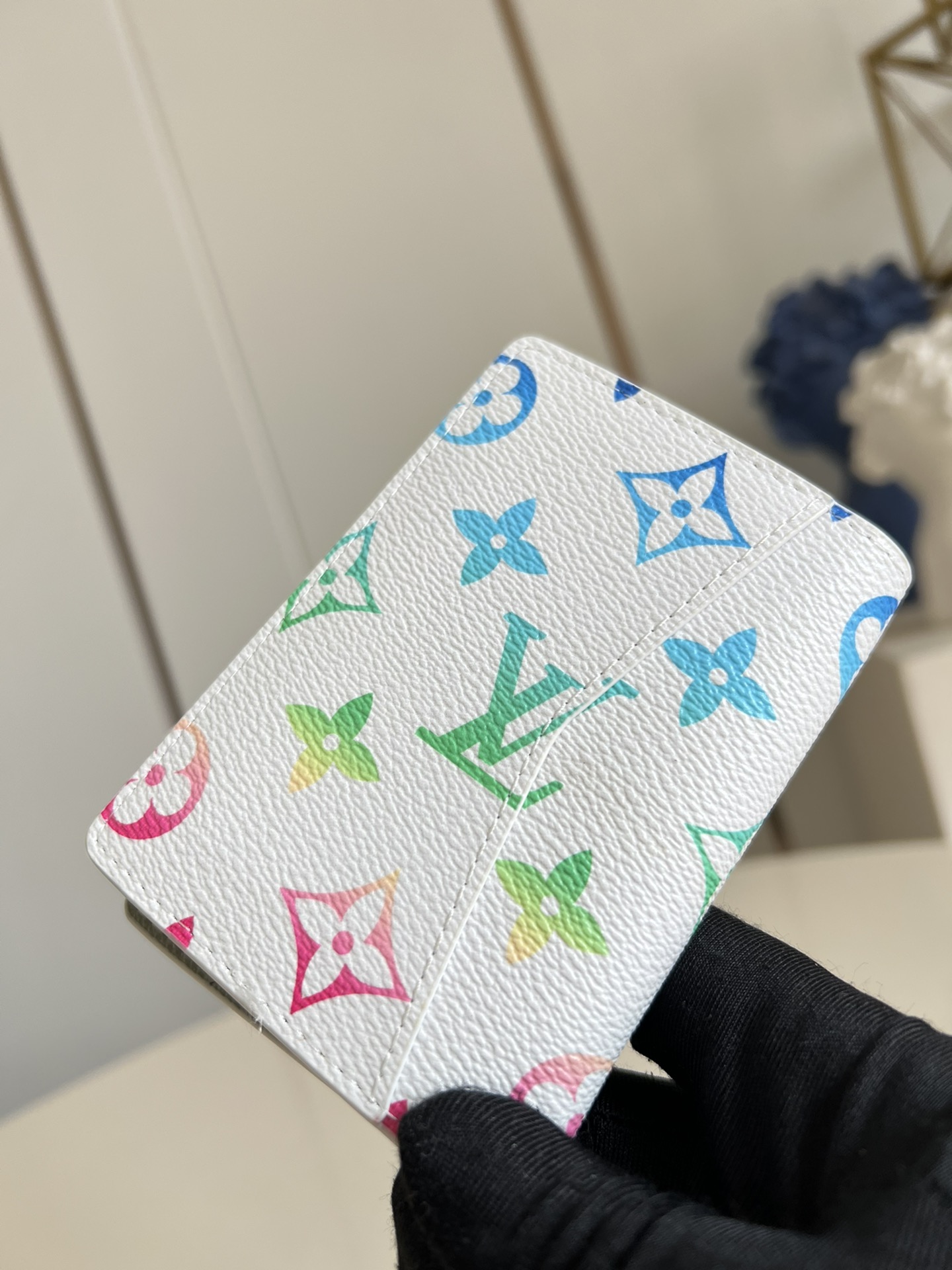 【顶级原单 M14134白 】本款口袋钱夹取材 Brushed Monogram 皮革，呈现褪色效果 M