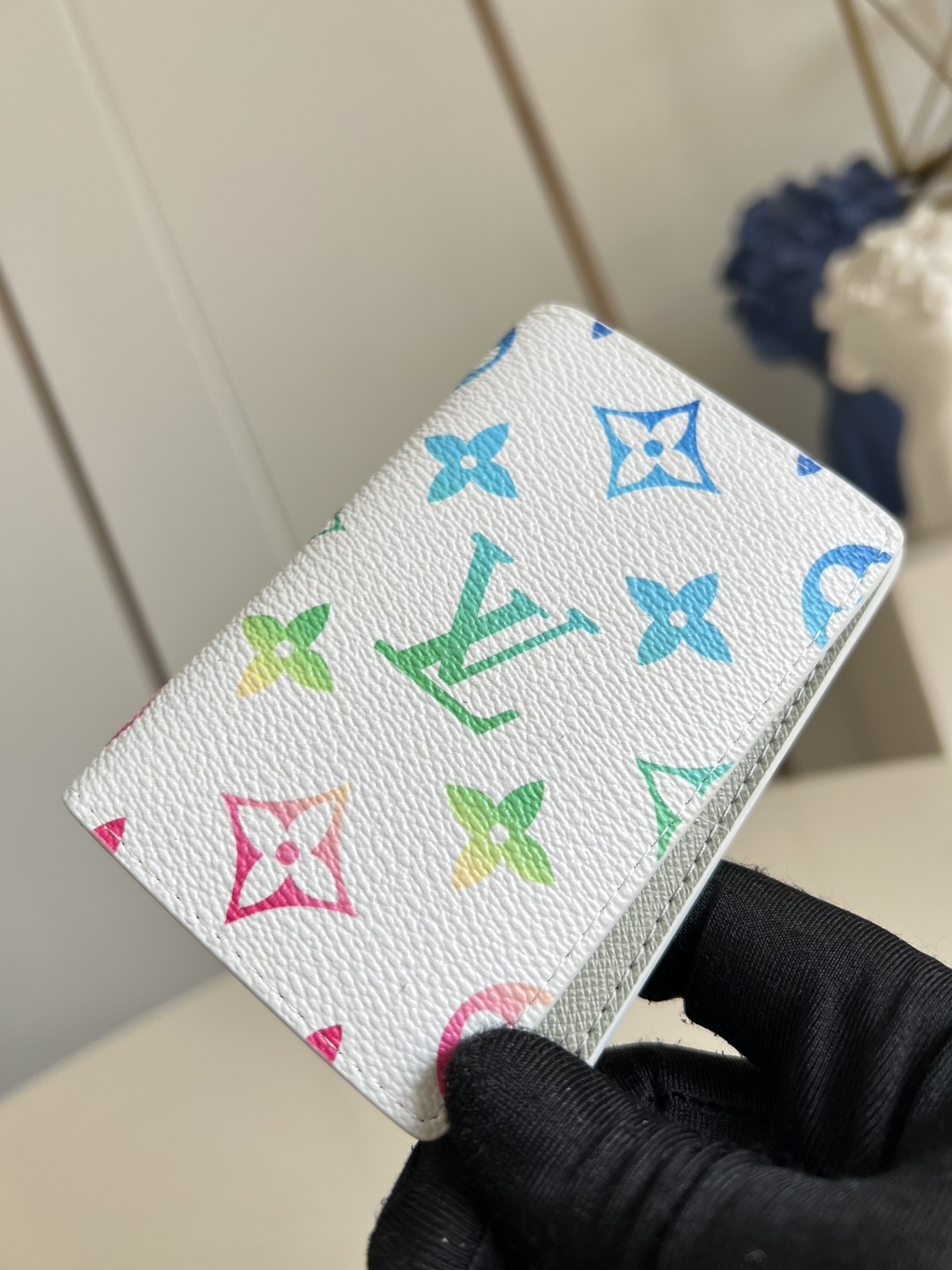 【顶级原单 M14134白 】本款口袋钱夹取材 Brushed Monogram 皮革，呈现褪色效果 M