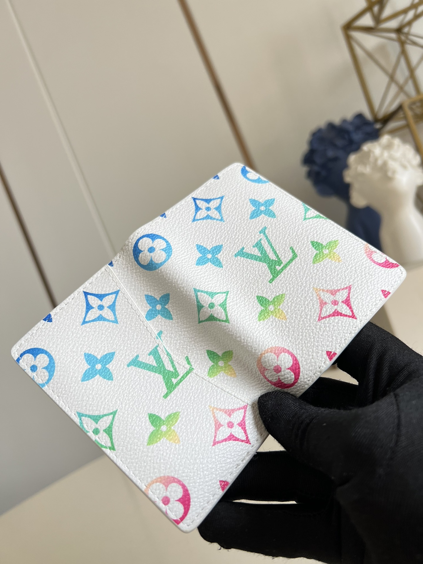 【顶级原单 M14134白 】本款口袋钱夹取材 Brushed Monogram 皮革，呈现褪色效果 M