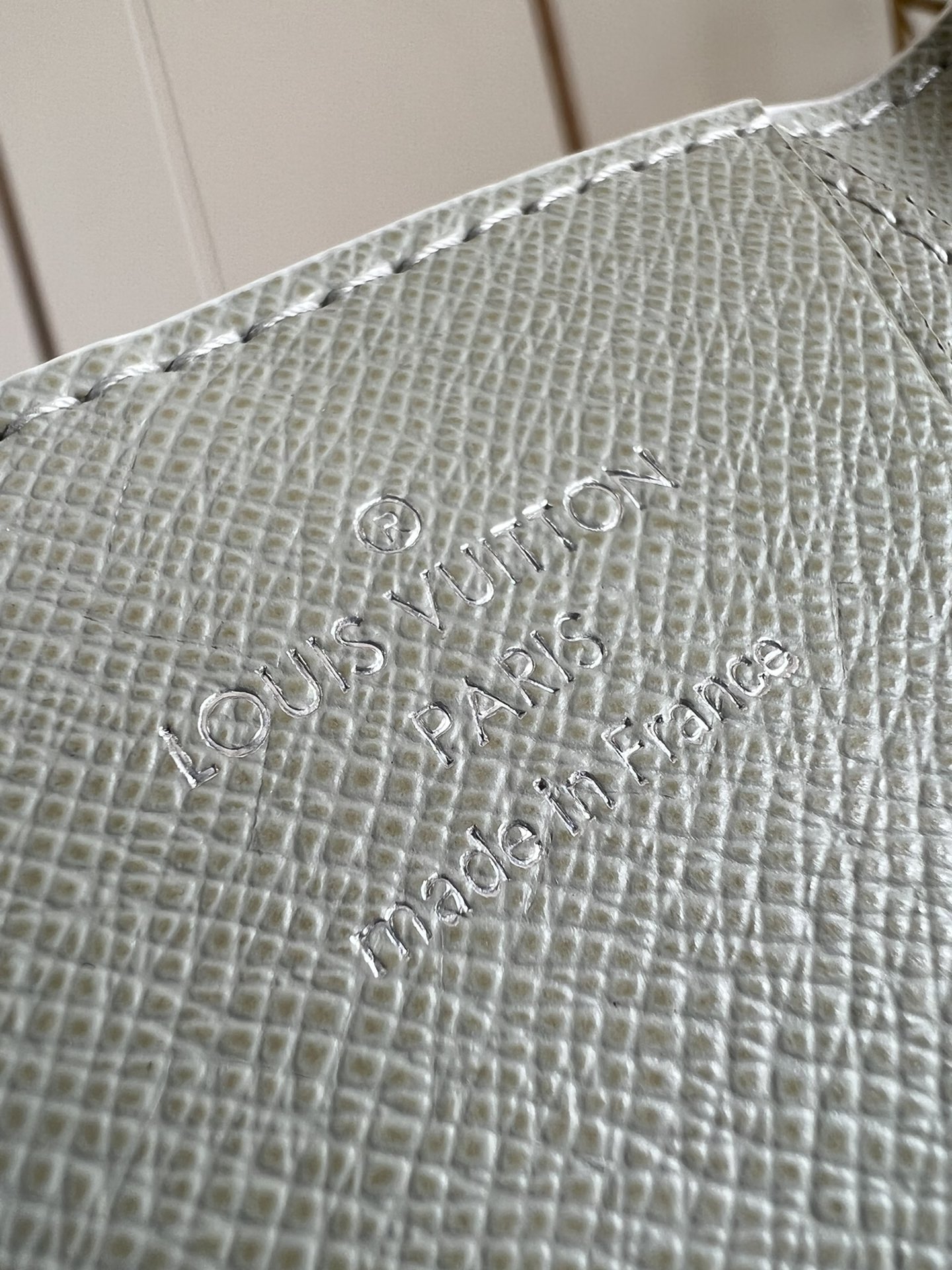 【顶级原单 M14134白 】本款口袋钱夹取材 Brushed Monogram 皮革，呈现褪色效果 M