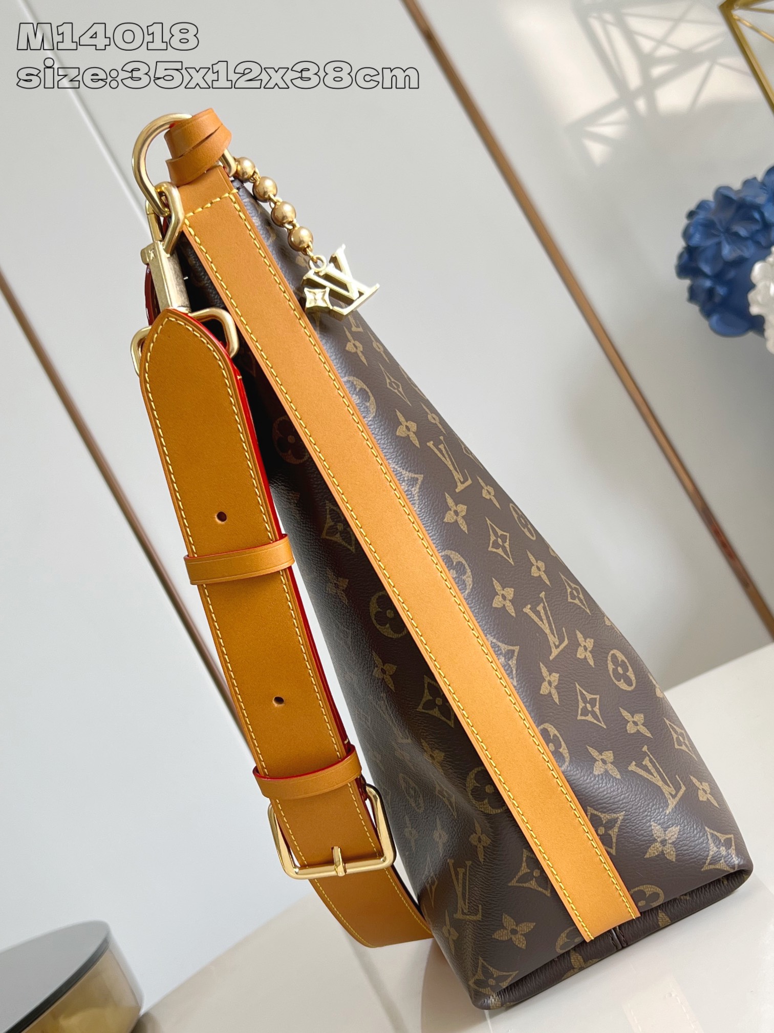 【顶级原单 M14018老花 】本款 Vagabond Hobo 手袋取材柔软 Monogram 帆布，