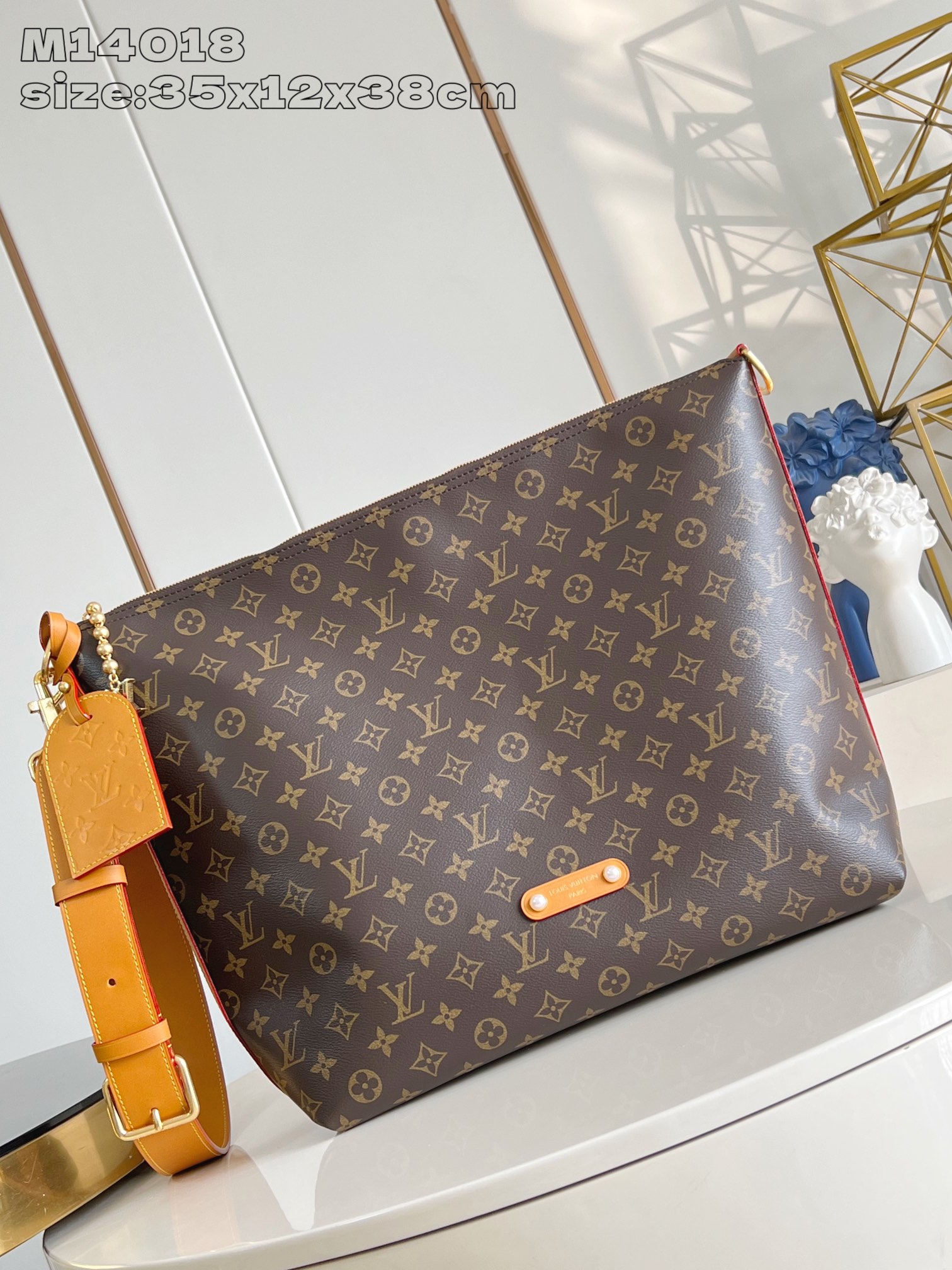 【顶级原单 M14018老花 】本款 Vagabond Hobo 手袋取材柔软 Monogram 帆布，