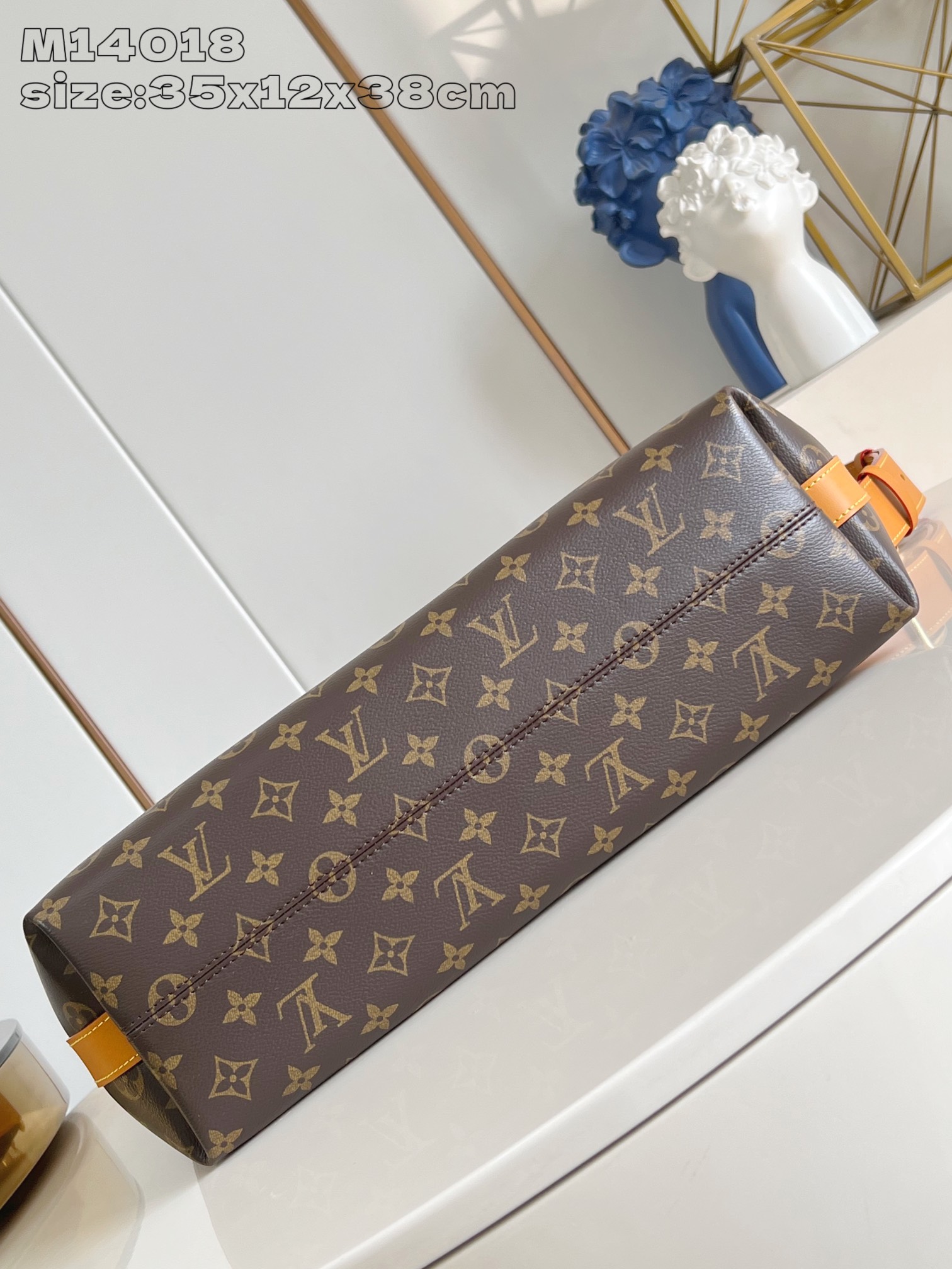 【顶级原单 M14018老花 】本款 Vagabond Hobo 手袋取材柔软 Monogram 帆布，