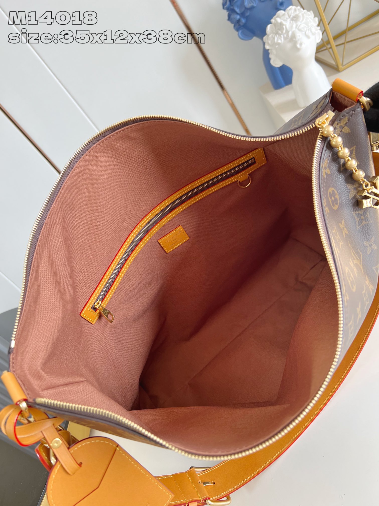 【顶级原单 M14018老花 】本款 Vagabond Hobo 手袋取材柔软 Monogram 帆布，