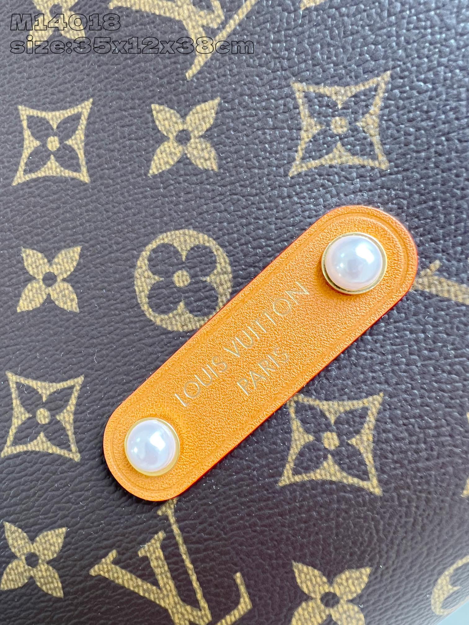 【顶级原单 M14018老花 】本款 Vagabond Hobo 手袋取材柔软 Monogram 帆布，