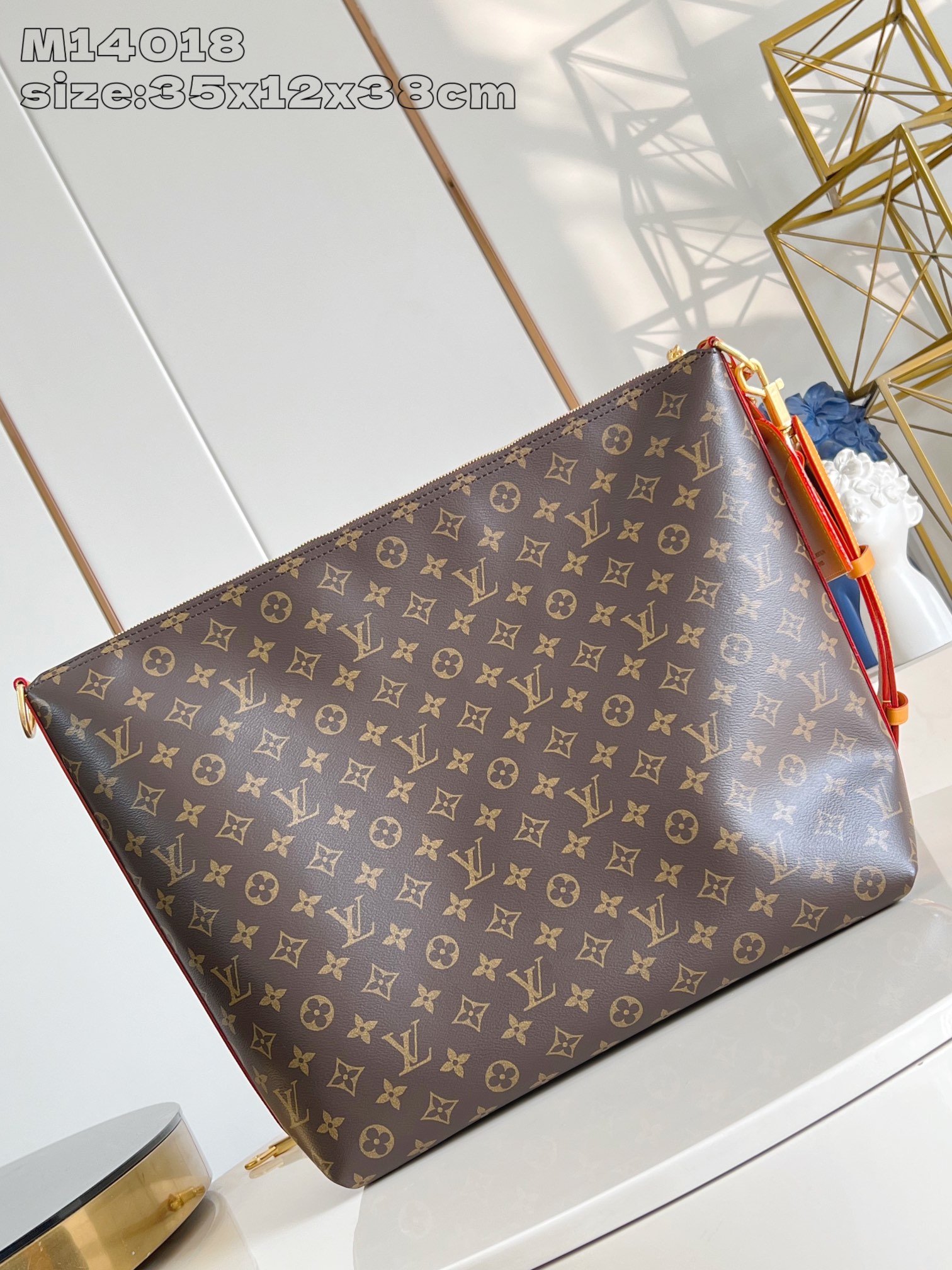 【顶级原单 M14018老花 】本款 Vagabond Hobo 手袋取材柔软 Monogram 帆布，