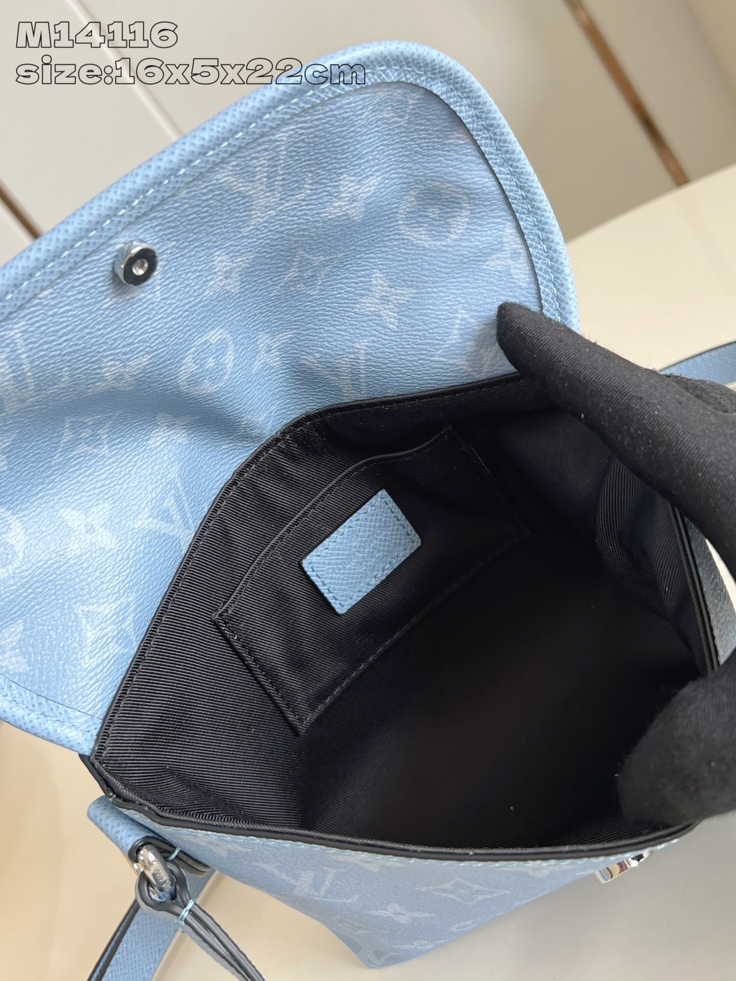 【顶级原单 M14116 】本款 Pulse 迷你手袋采用 Monogram 涂层帆布和 Taïga 牛