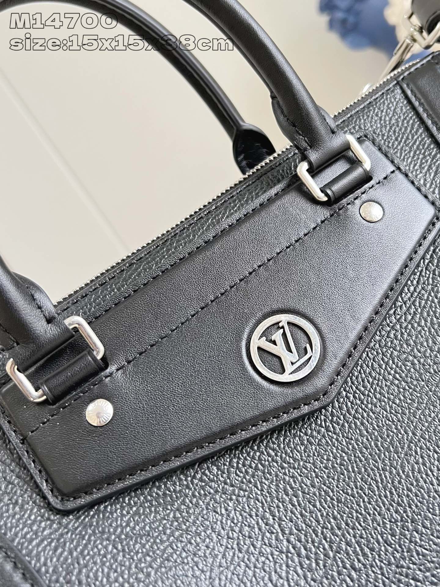 【顶级原单 M14700黑 】本款 LV Biker 中号手袋瞩目亮相 2025 春夏秀场，以经典机车夹