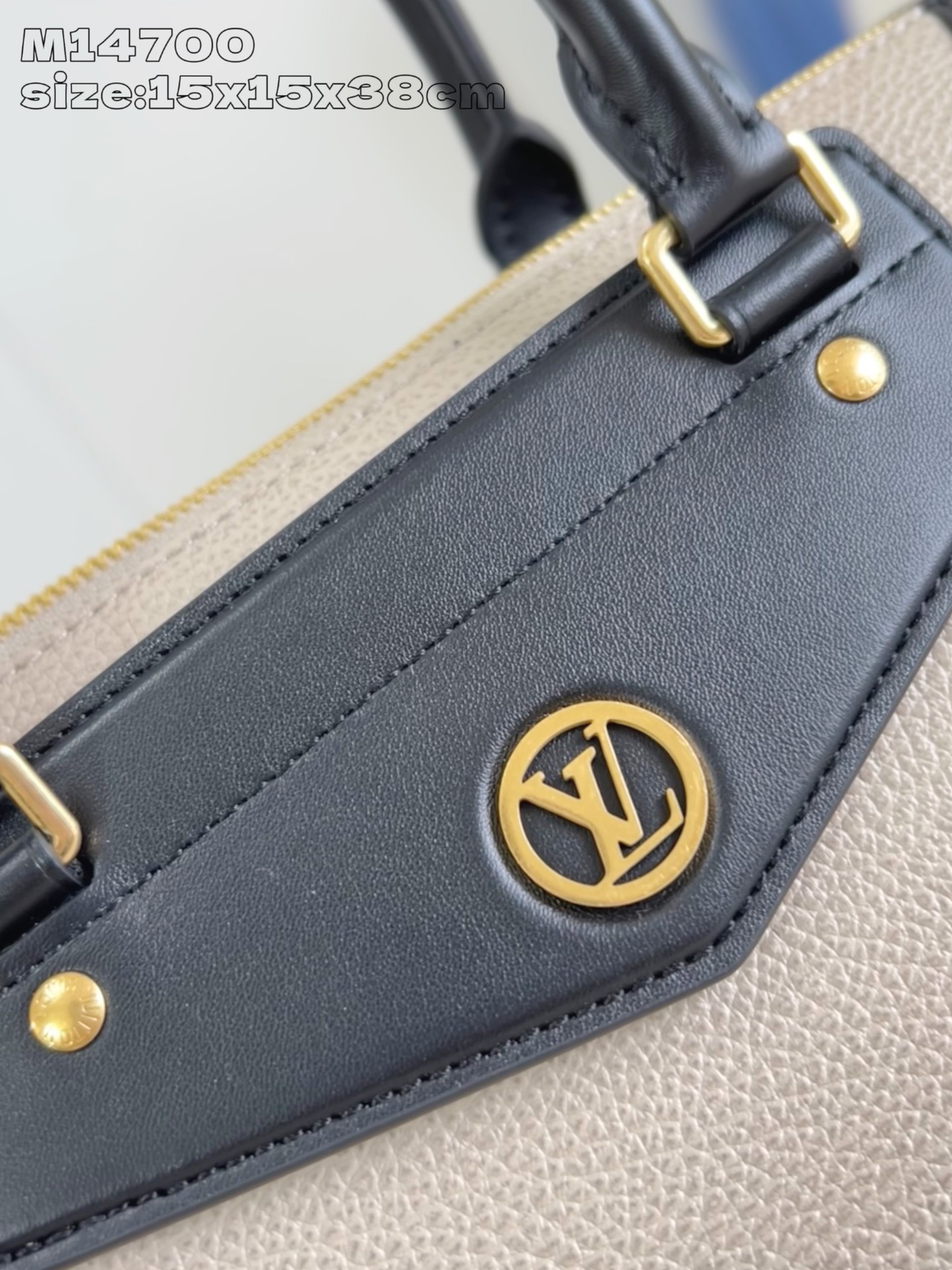 【顶级原单 M14700灰褐 】本款 LV Biker 中号手袋瞩目亮相 2025 春夏秀场，以经典机车
