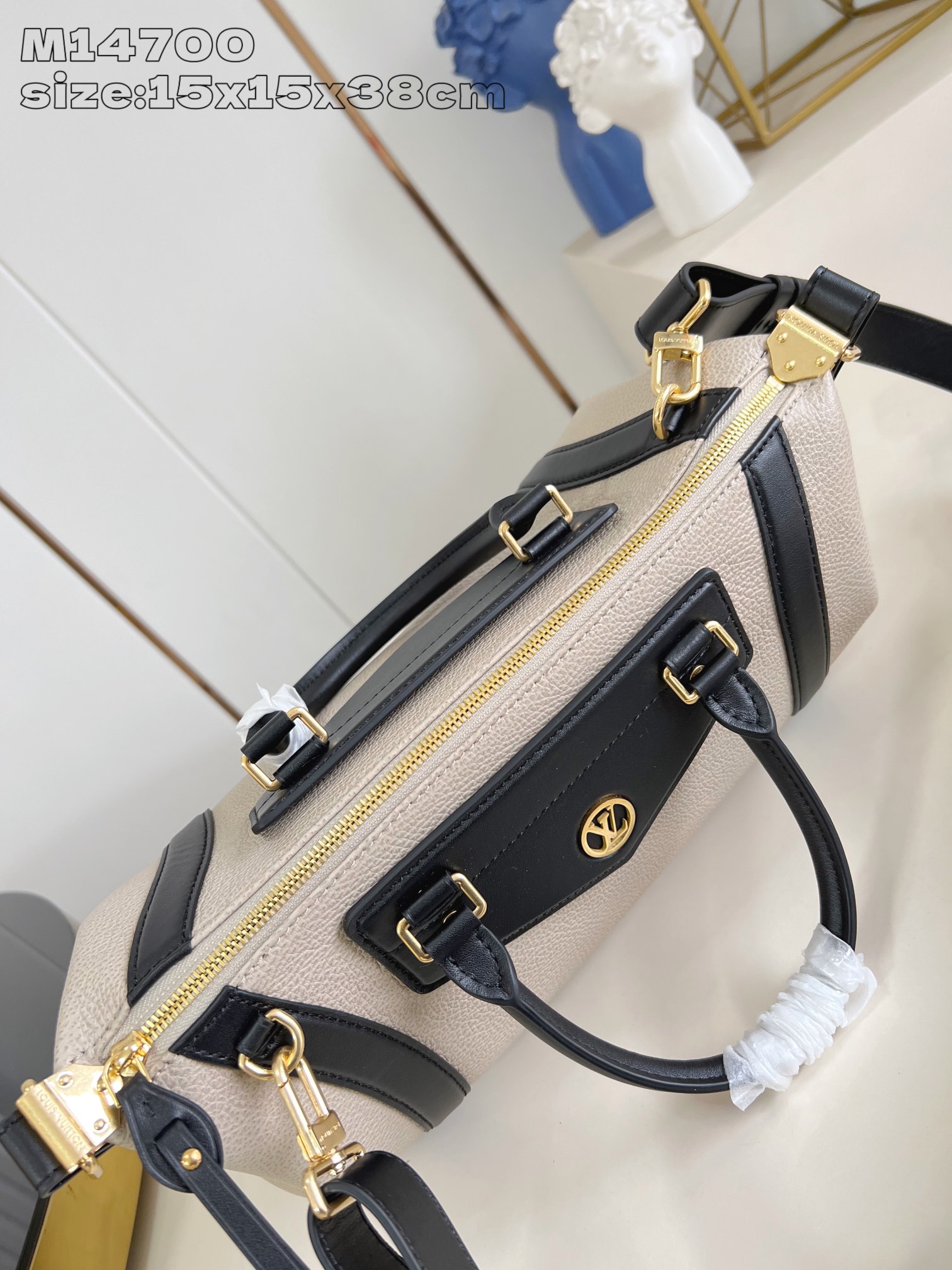 【顶级原单 M14700灰褐 】本款 LV Biker 中号手袋瞩目亮相 2025 春夏秀场，以经典机车