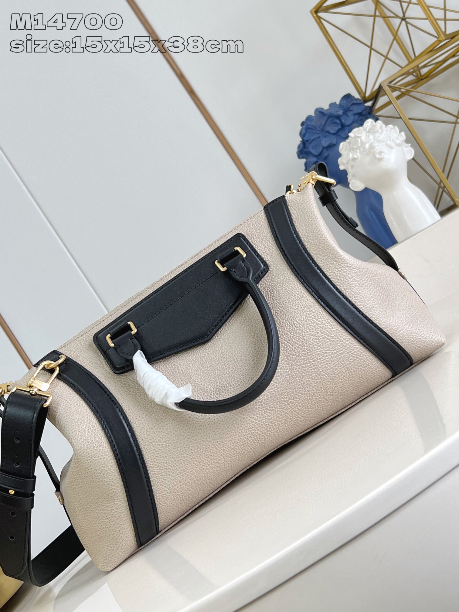 【顶级原单 M14700灰褐 】本款 LV Biker 中号手袋瞩目亮相 2025 春夏秀场，以经典机车