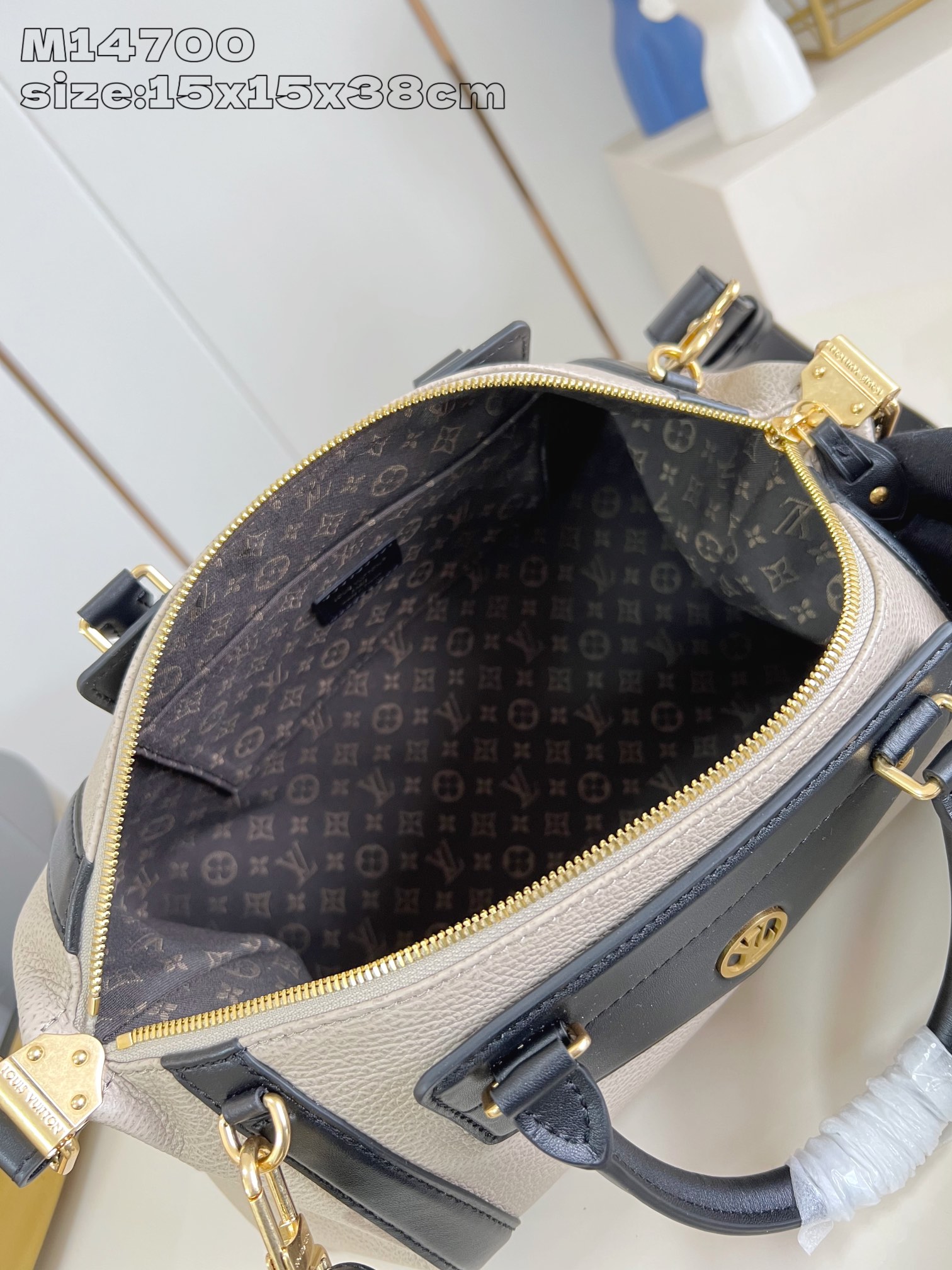 【顶级原单 M14700灰褐 】本款 LV Biker 中号手袋瞩目亮相 2025 春夏秀场，以经典机车