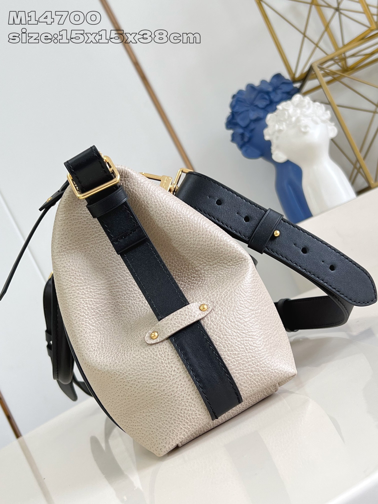 【顶级原单 M14700灰褐 】本款 LV Biker 中号手袋瞩目亮相 2025 春夏秀场，以经典机车