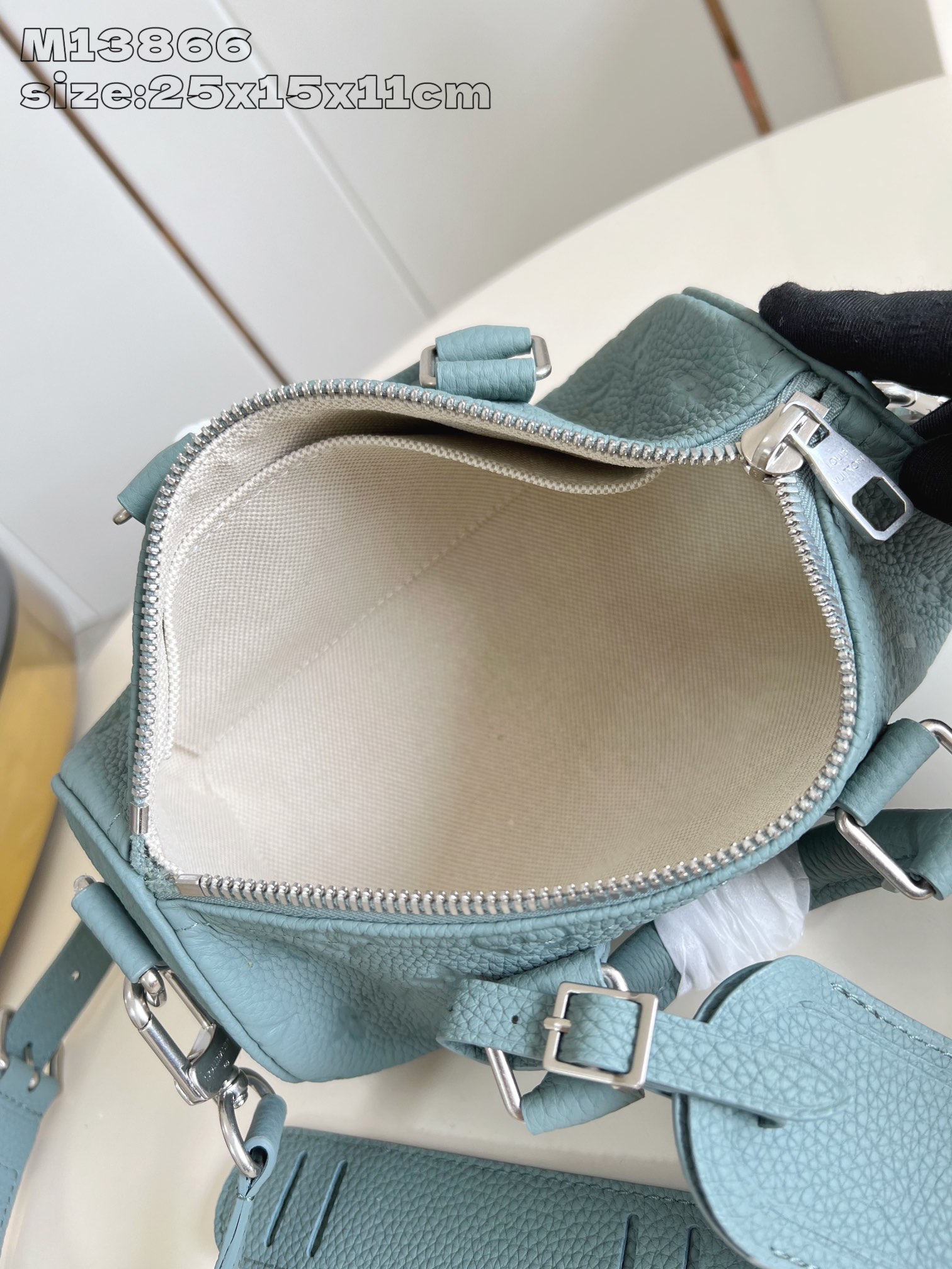 【顶级原单 M13866 】這款Keepall Bandoulière 25以Taurillon粒面皮革