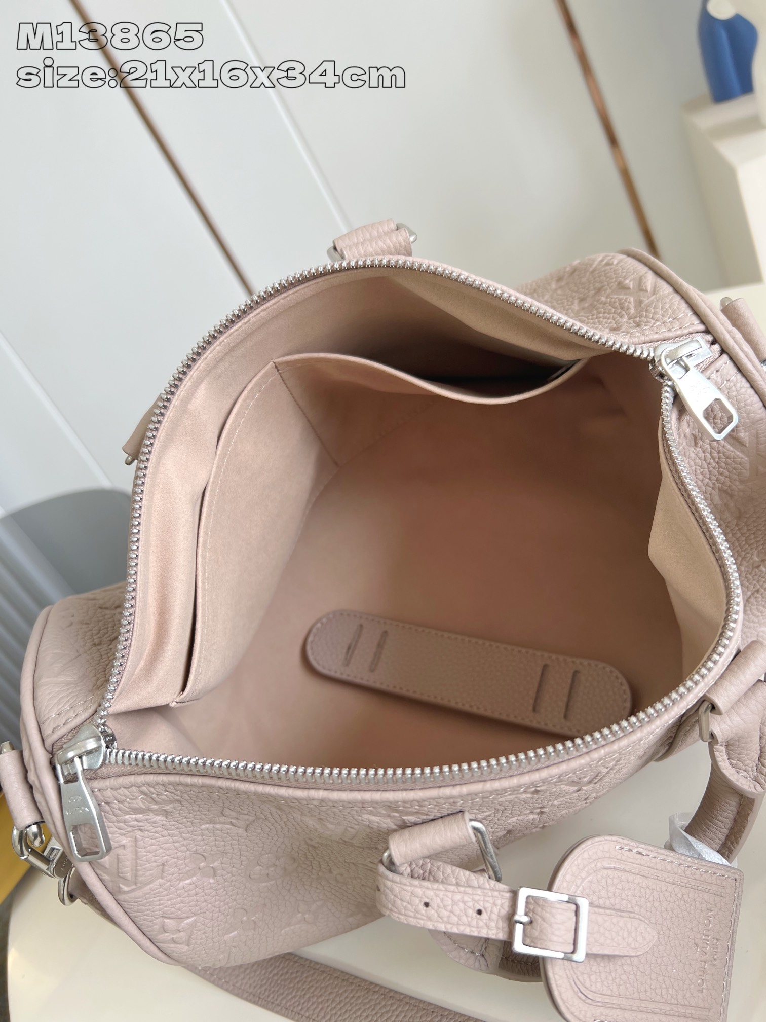 【顶级原单 M13865米黄 】本款 Keepall Bandoulière 35 中号手袋为 Taur
