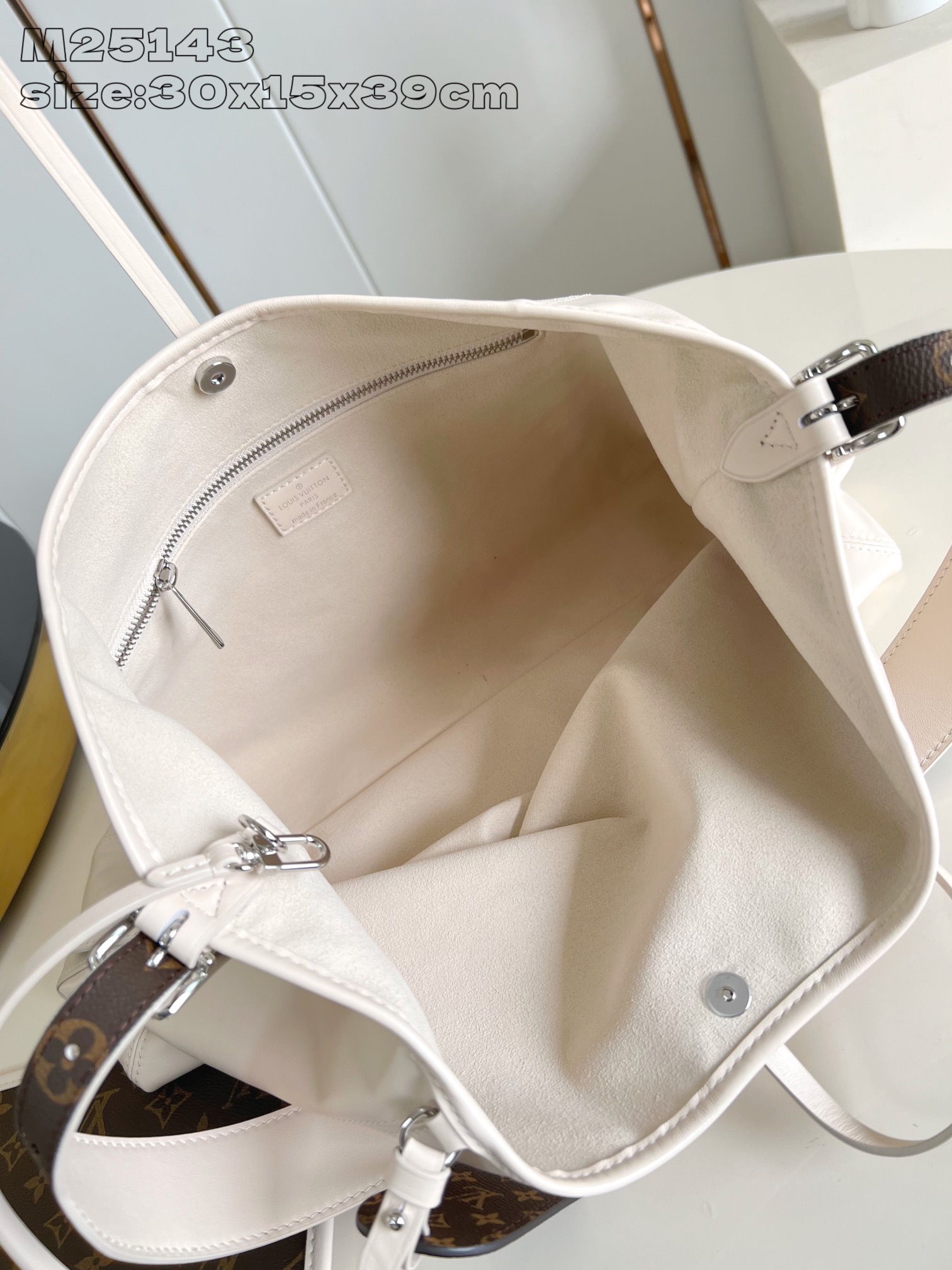 【顶级原单 M25143奶白 】本款 CarryAll Dark 中号手袋以柔软羊皮革塑造时尚慵懒廓形，