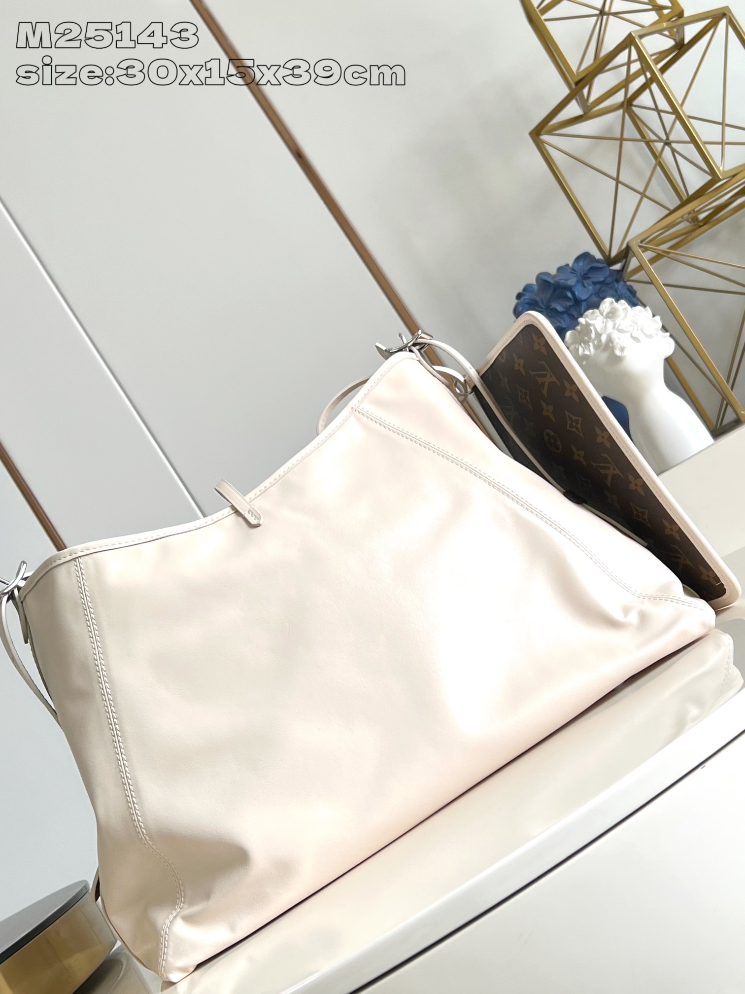【顶级原单 M25143奶白 】本款 CarryAll Dark 中号手袋以柔软羊皮革塑造时尚慵懒廓形，
