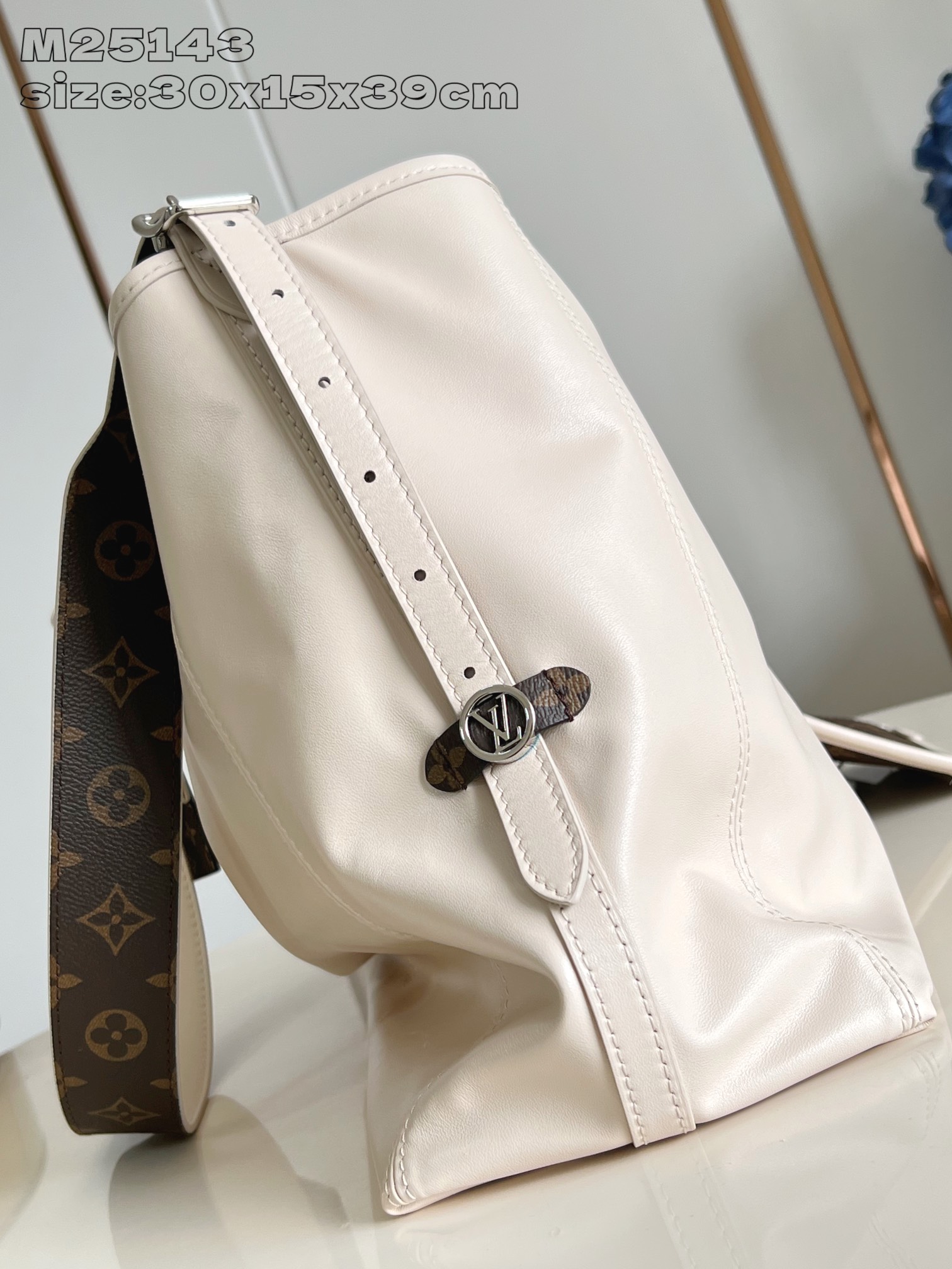 【顶级原单 M25143奶白 】本款 CarryAll Dark 中号手袋以柔软羊皮革塑造时尚慵懒廓形，
