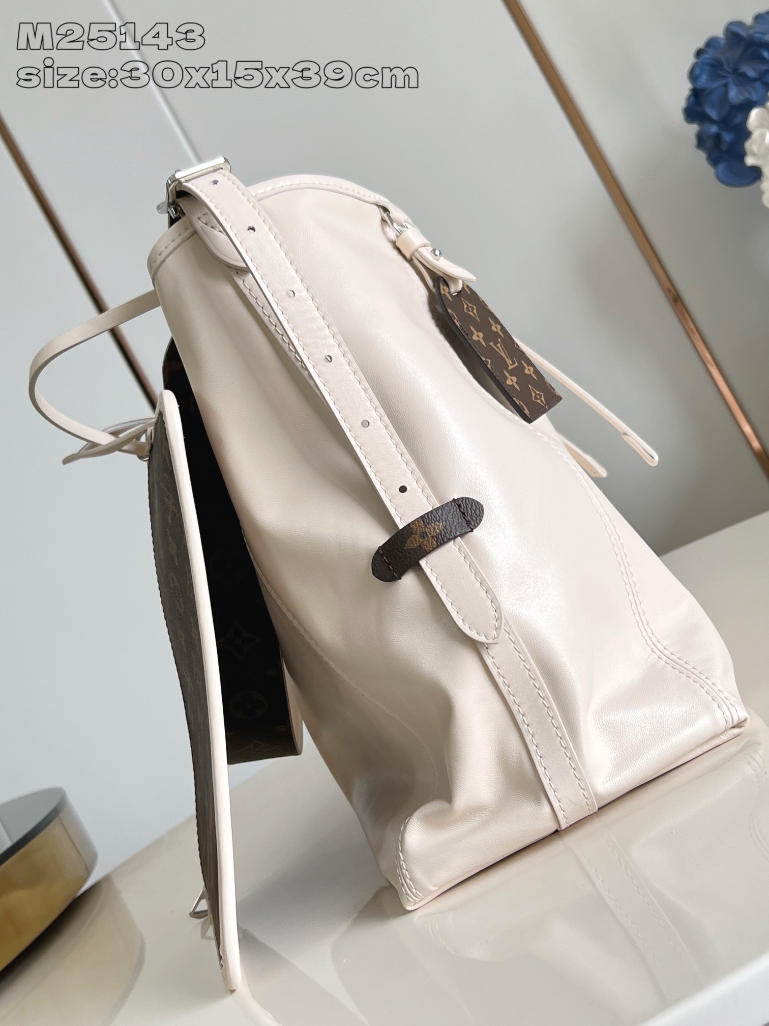 【顶级原单 M25143奶白 】本款 CarryAll Dark 中号手袋以柔软羊皮革塑造时尚慵懒廓形，