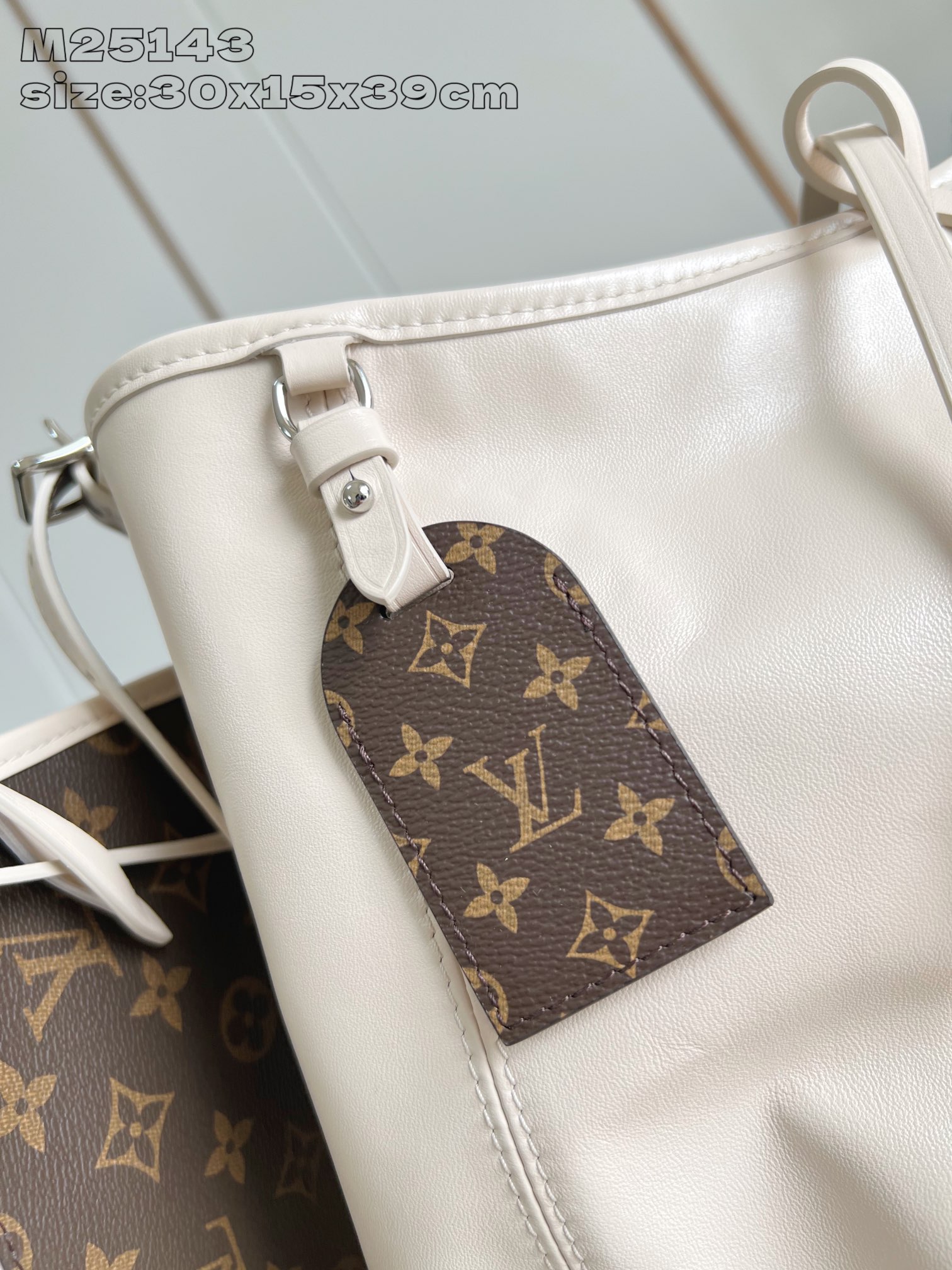 【顶级原单 M25143奶白 】本款 CarryAll Dark 中号手袋以柔软羊皮革塑造时尚慵懒廓形，