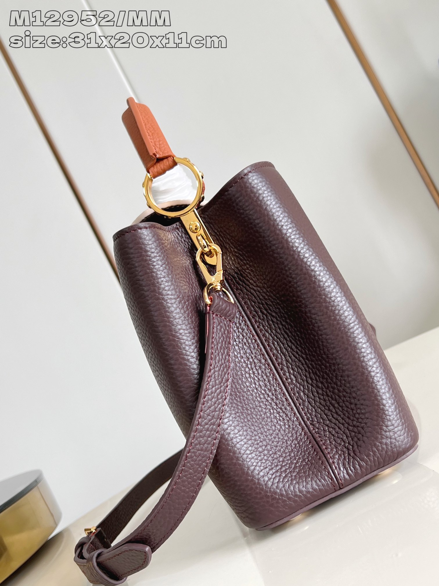 【顶级原单 M12952咖色拼/中号 】本款 Capucines 中号手袋为华美 Taurillon 牛