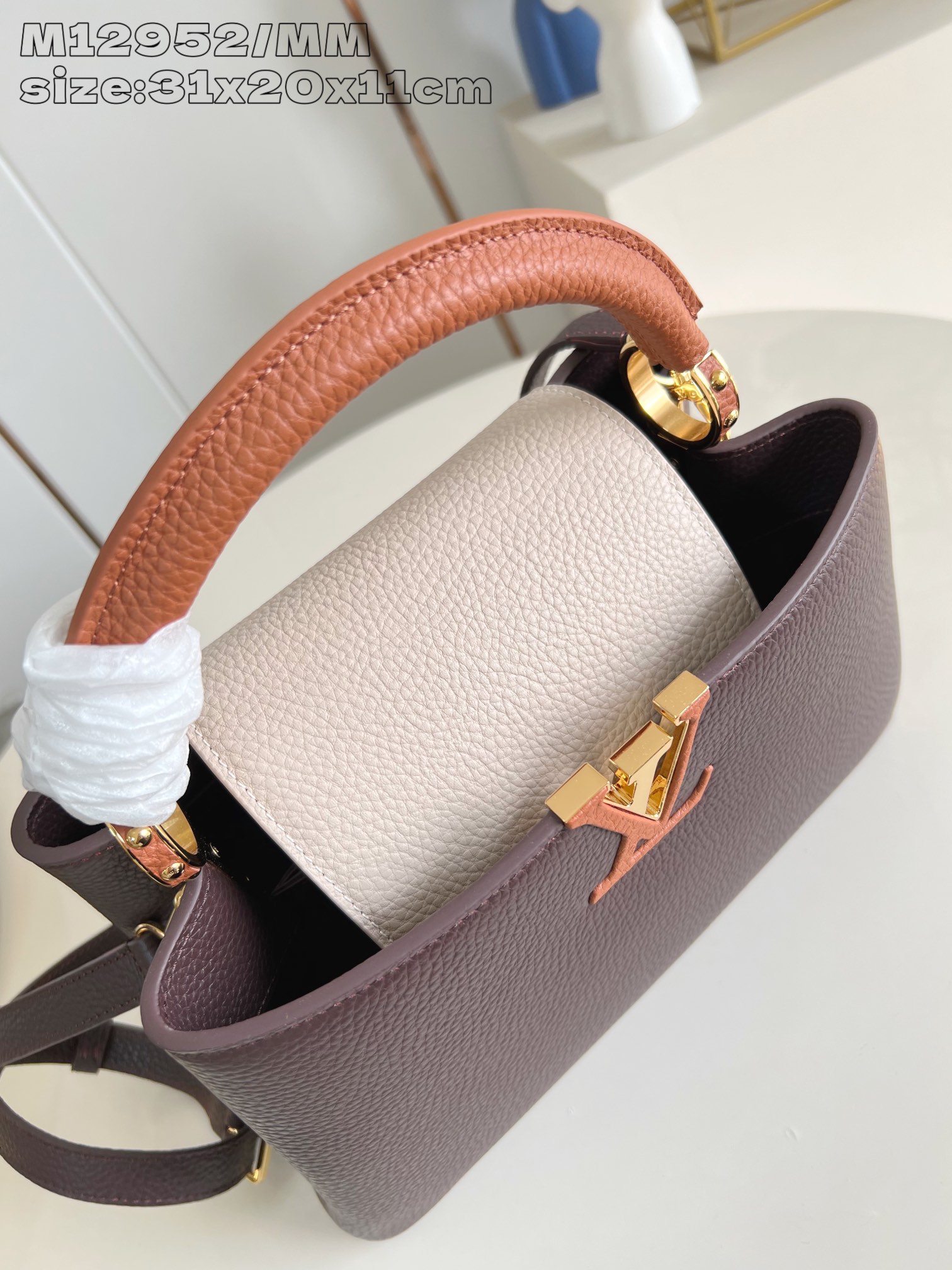 【顶级原单 M12952咖色拼/中号 】本款 Capucines 中号手袋为华美 Taurillon 牛