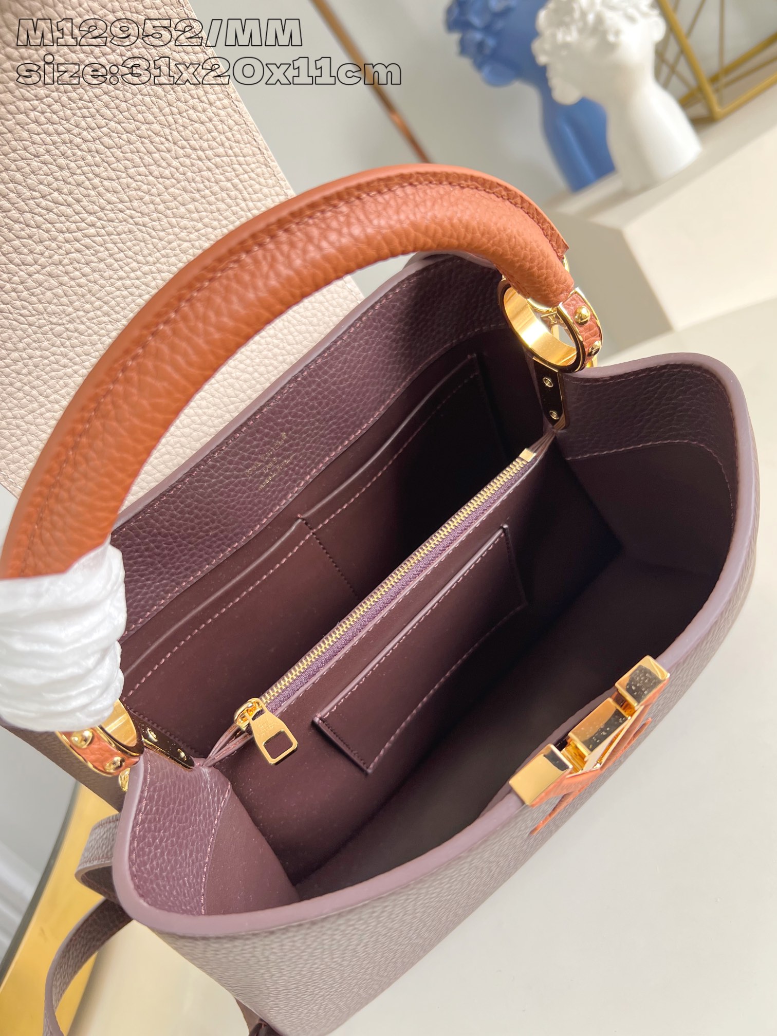 【顶级原单 M12952咖色拼/中号 】本款 Capucines 中号手袋为华美 Taurillon 牛