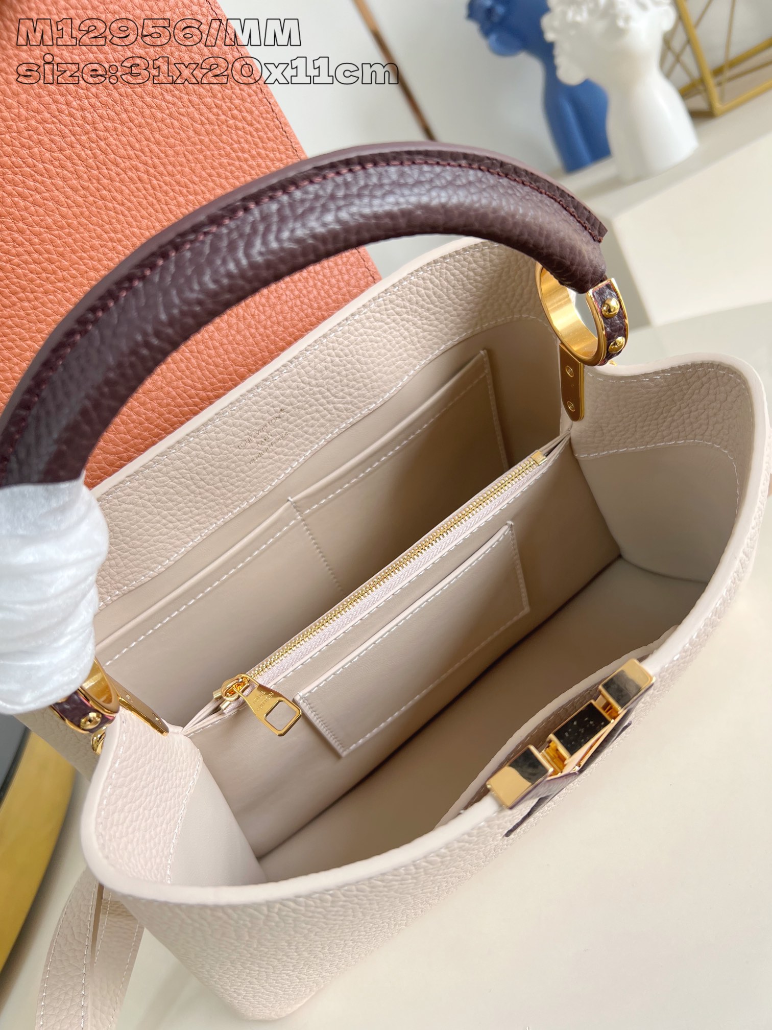 【顶级原单 M12956灰色拼/中号 】本款 Capucines 中号手袋为华美 Taurillon 牛