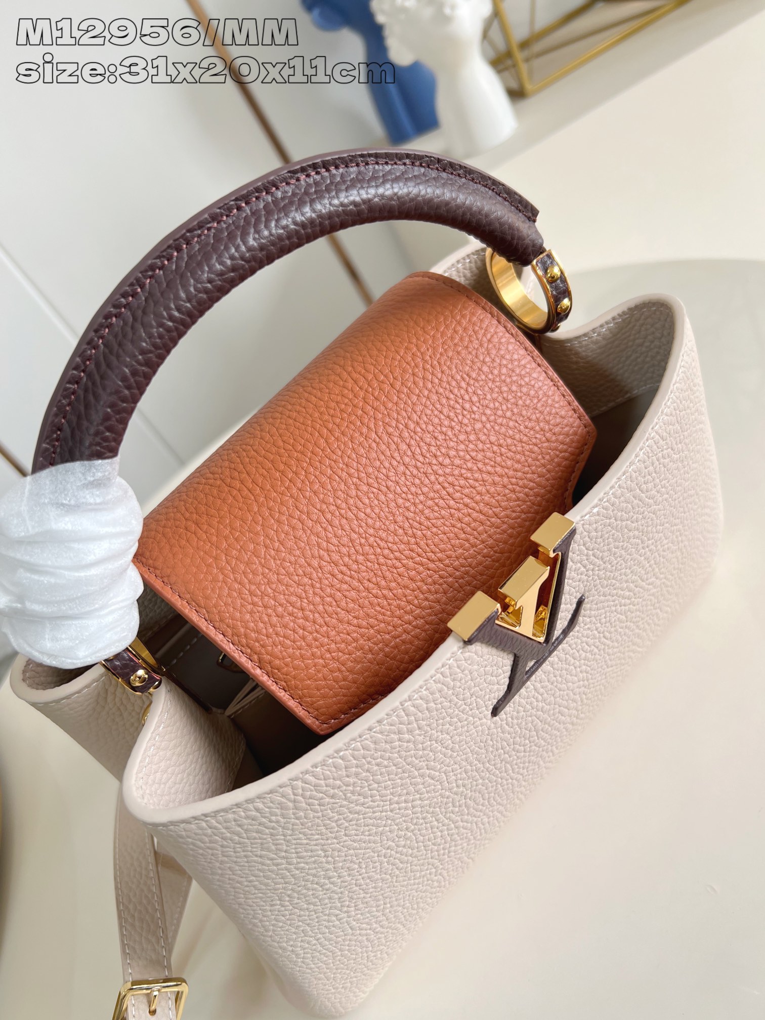【顶级原单 M12956灰色拼/中号 】本款 Capucines 中号手袋为华美 Taurillon 牛